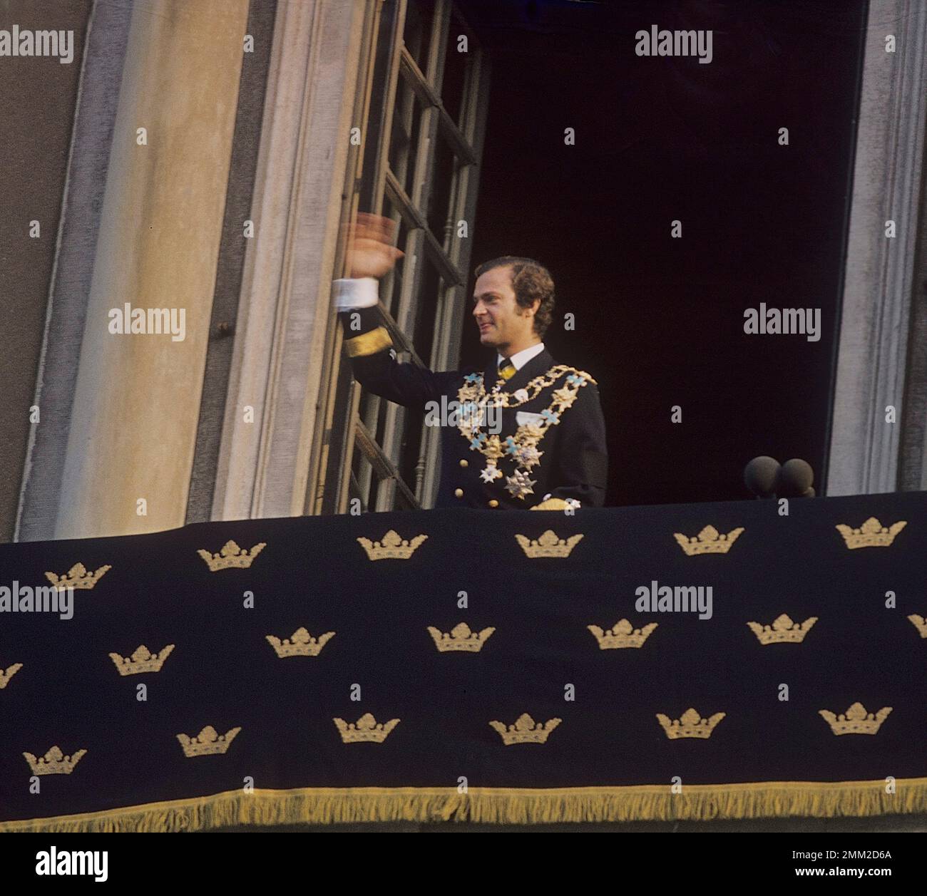 Carl XVI Gustaf, re di Svezia. Nato il 30 aprile 1946. Mercoledì 19 settembre 1973, il nuovo re giurò il giuramento reale davanti al governo nella camera del consiglio. Comparve poi davanti al Riksdag, al corpo diplomatico e alla Corte nel Rikssalen al Palazzo reale. Lì, secondo la tradizione, diede un discorso commemorativo per il monarca deceduto. Il Consiglio e la cerimonia del Rikssalen sono stati trasmessi in diretta in TV. Più di 25.000 persone si erano riunite a Norrbro per rendere omaggio e ricevere il nuovo reggente, Carl XVI Gustaf. Il re adottò "per la Svezia - nel tempo" come l'electio Foto Stock