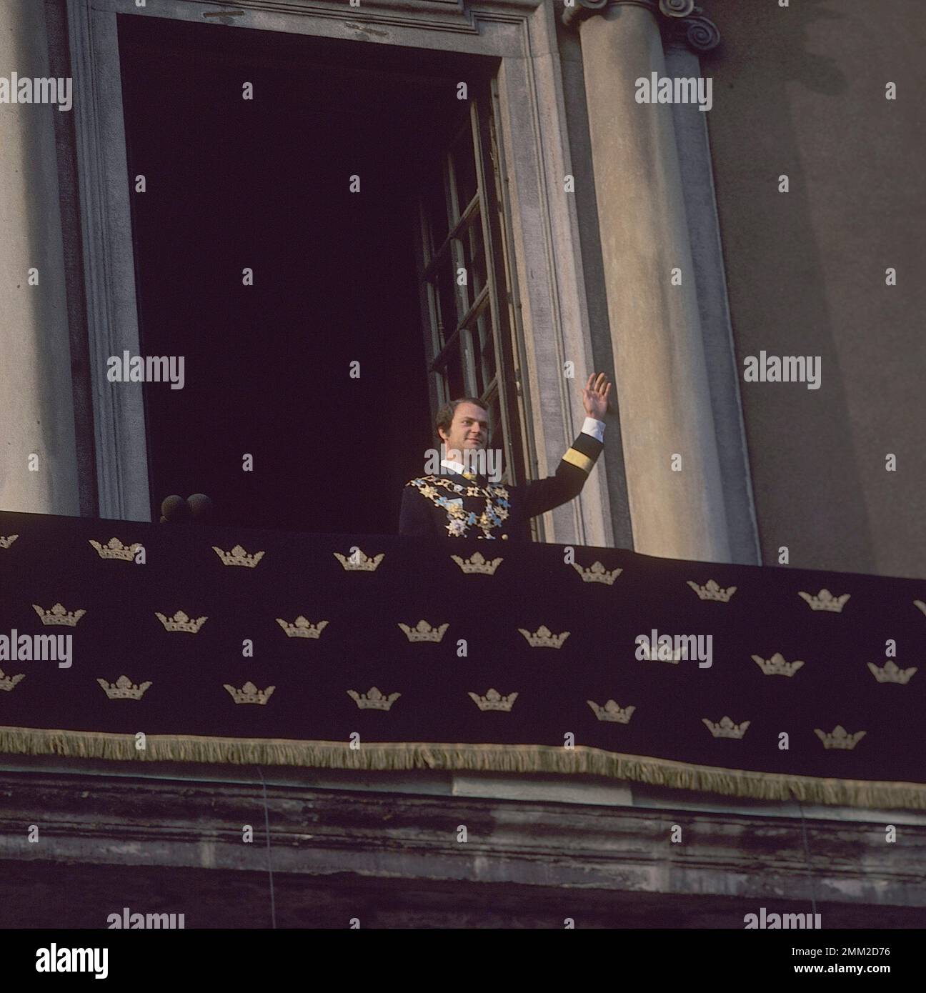 Carl XVI Gustaf, re di Svezia. Nato il 30 aprile 1946. Mercoledì 19 settembre 1973, il nuovo re giurò il giuramento reale davanti al governo nella camera del consiglio. Comparve poi davanti al Riksdag, al corpo diplomatico e alla Corte nel Rikssalen al Palazzo reale. Lì, secondo la tradizione, diede un discorso commemorativo per il monarca deceduto. Il Consiglio e la cerimonia del Rikssalen sono stati trasmessi in diretta in TV. Più di 25.000 persone si erano riunite a Norrbro per rendere omaggio e ricevere il nuovo reggente, Carl XVI Gustaf. Il re adottò "per la Svezia - nel tempo" come l'electio Foto Stock