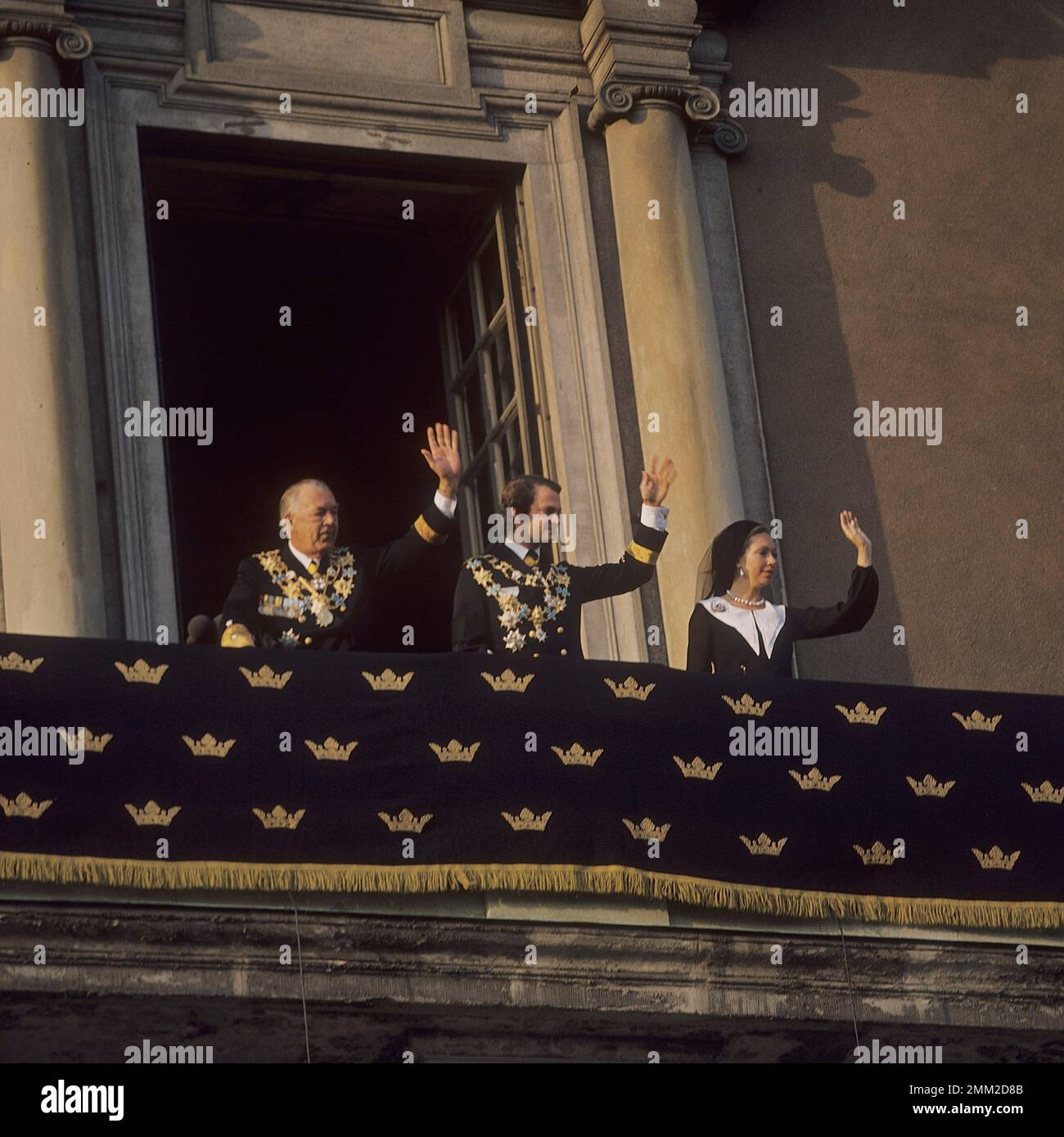 Carl XVI Gustaf, re di Svezia. Nato il 30 aprile 1946. Mercoledì 19 settembre 1973, il nuovo re giurò il giuramento reale davanti al governo nella camera del consiglio. Comparve poi davanti al Riksdag, al corpo diplomatico e alla Corte nel Rikssalen al Palazzo reale. Lì, secondo la tradizione, diede un discorso commemorativo per il monarca deceduto. Il Consiglio e la cerimonia del Rikssalen sono stati trasmessi in diretta in TV. Più di 25.000 persone si erano riunite a Norrbro per rendere omaggio e ricevere il nuovo reggente, Carl XVI Gustaf. Il re adottò "per la Svezia - nel tempo" come l'electio Foto Stock