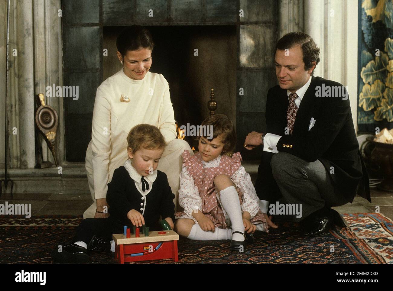 Carl XVI Gustaf, re di Svezia. Nato il 30 aprile 1946. Raffigurato con la regina Silvia e la loro figlia corona principessa Victoria e principe Carl Philip in una foto di natale 1981 dicembre. Foto Stock