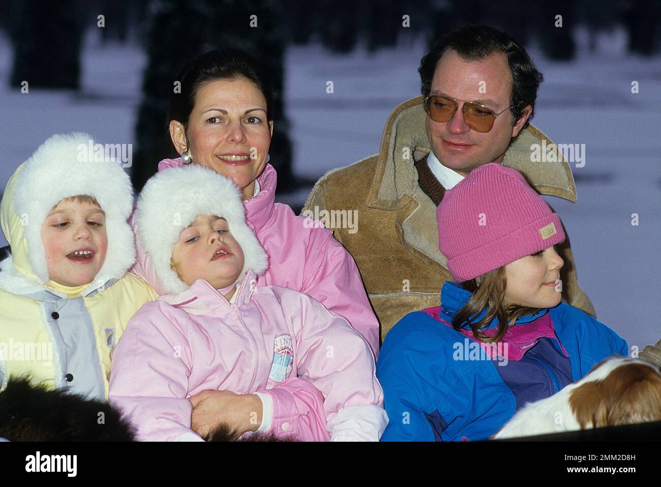 Carl XVI Gustaf, re di Svezia. Nato il 30 aprile 1946. Il re Carlo XVI Gustaf, la regina Silvia e i loro figli, la principessa Madeleine, la principessa della corona Victoria, il principe Carl Philip, raffigurato nel parco del castello di Drottningholm 1985 durante la sessione fotografica annuale natale/inverno. Foto Stock