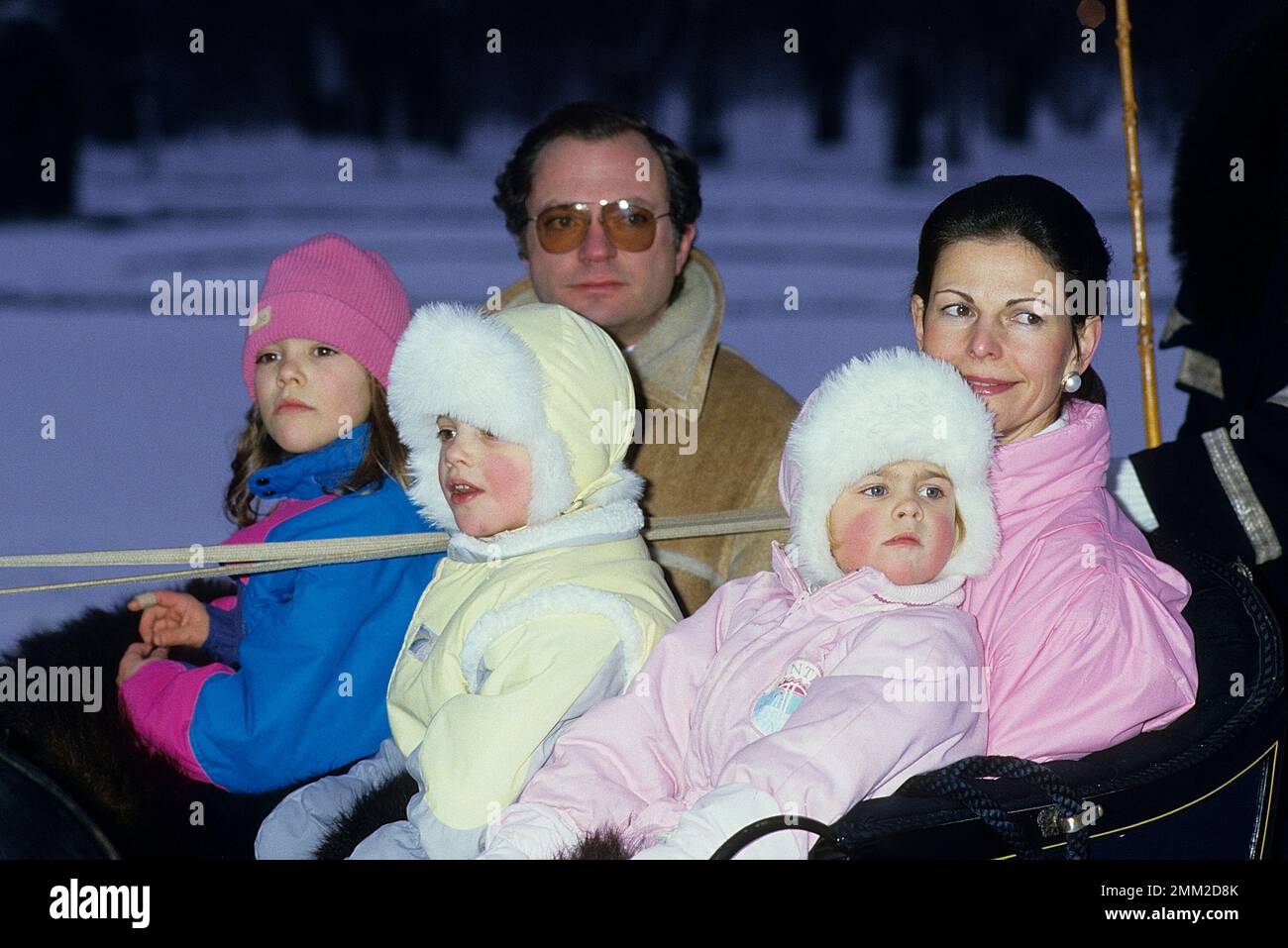 Carl XVI Gustaf, re di Svezia. Nato il 30 aprile 1946. Il re Carlo XVI Gustaf, la regina Silvia e i loro figli, la principessa Madeleine, la principessa della corona Victoria, il principe Carl Philip, raffigurato nel parco del castello di Drottningholm 1985 durante la sessione fotografica annuale natale/inverno. Foto Stock