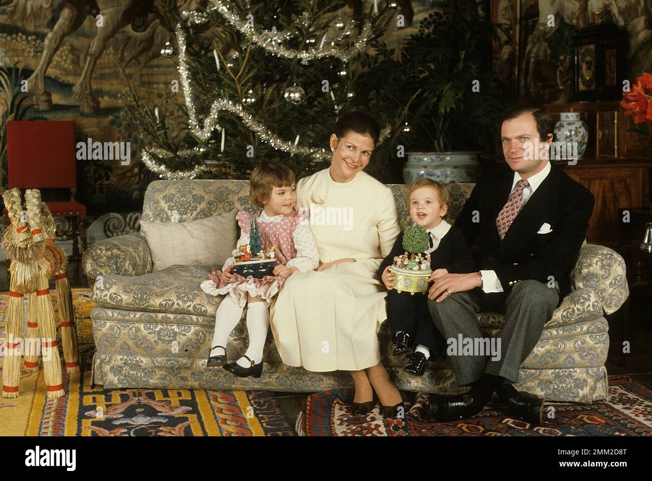 Carl XVI Gustaf, re di Svezia. Nato il 30 aprile 1946. Raffigurato con la regina Silvia e la loro figlia corona principessa Victoria e principe Carl Philip in una foto di natale 1981 dicembre. Foto Stock