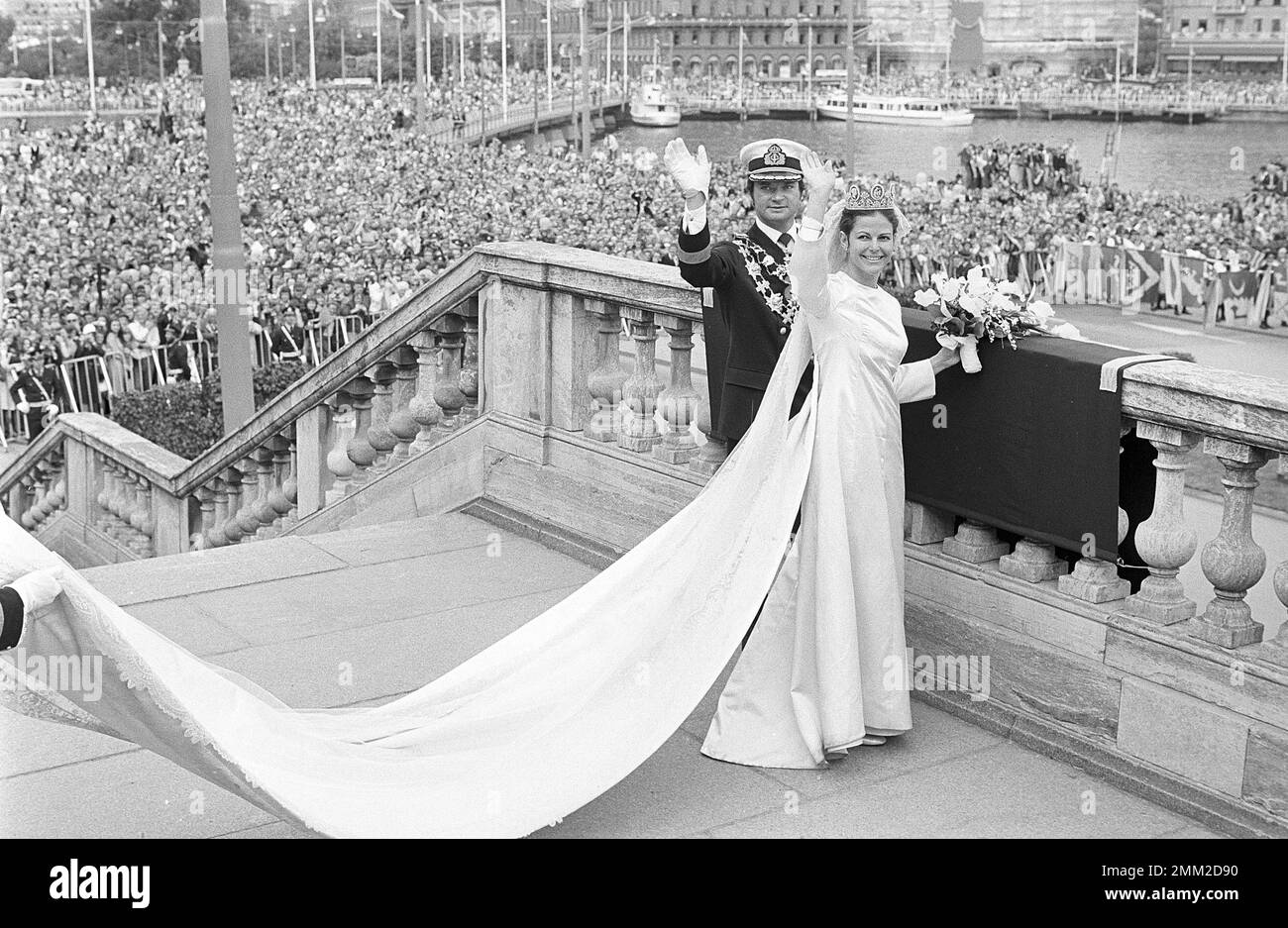 Matrimonio di Carlo XVI Gustaf e Silvia Sommerlath. Carl XVI Gustaf, re di Svezia. Nato il 30 aprile 1946. Il matrimonio 19 giugno 1976 a Stoccolma. Regina Silvia nel suo abito da sposa con re Carl XVI Gustaf. rif BV36-5 Foto Stock