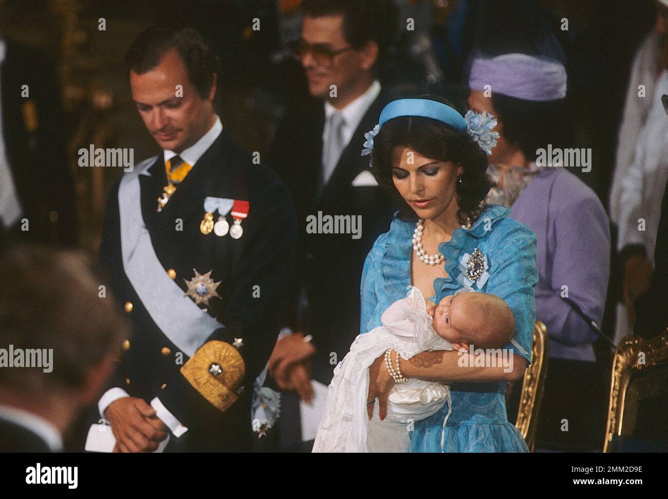 Carl XVI Gustaf, re di Svezia. Nato il 30 aprile 1946. Il re Carlo XVI Gustaf e la regina Silvia con la principessa Madeleine durante il battesimo di lei a Slottskyrkan Stoccolma 31 agosto 1982. Foto Stock