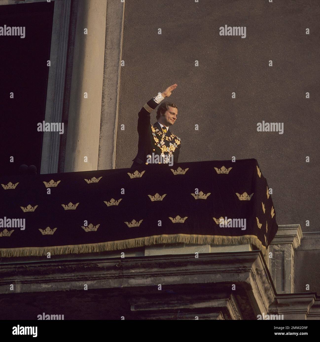 Carl XVI Gustaf, re di Svezia. Nato il 30 aprile 1946. Mercoledì 19 settembre 1973, il nuovo re giurò il giuramento reale davanti al governo nella camera del consiglio. Comparve poi davanti al Riksdag, al corpo diplomatico e alla Corte nel Rikssalen al Palazzo reale. Lì, secondo la tradizione, diede un discorso commemorativo per il monarca deceduto. Il Consiglio e la cerimonia del Rikssalen sono stati trasmessi in diretta in TV. Più di 25.000 persone si erano riunite a Norrbro per rendere omaggio e ricevere il nuovo reggente, Carl XVI Gustaf. Il re adottò "per la Svezia - nel tempo" come l'electio Foto Stock