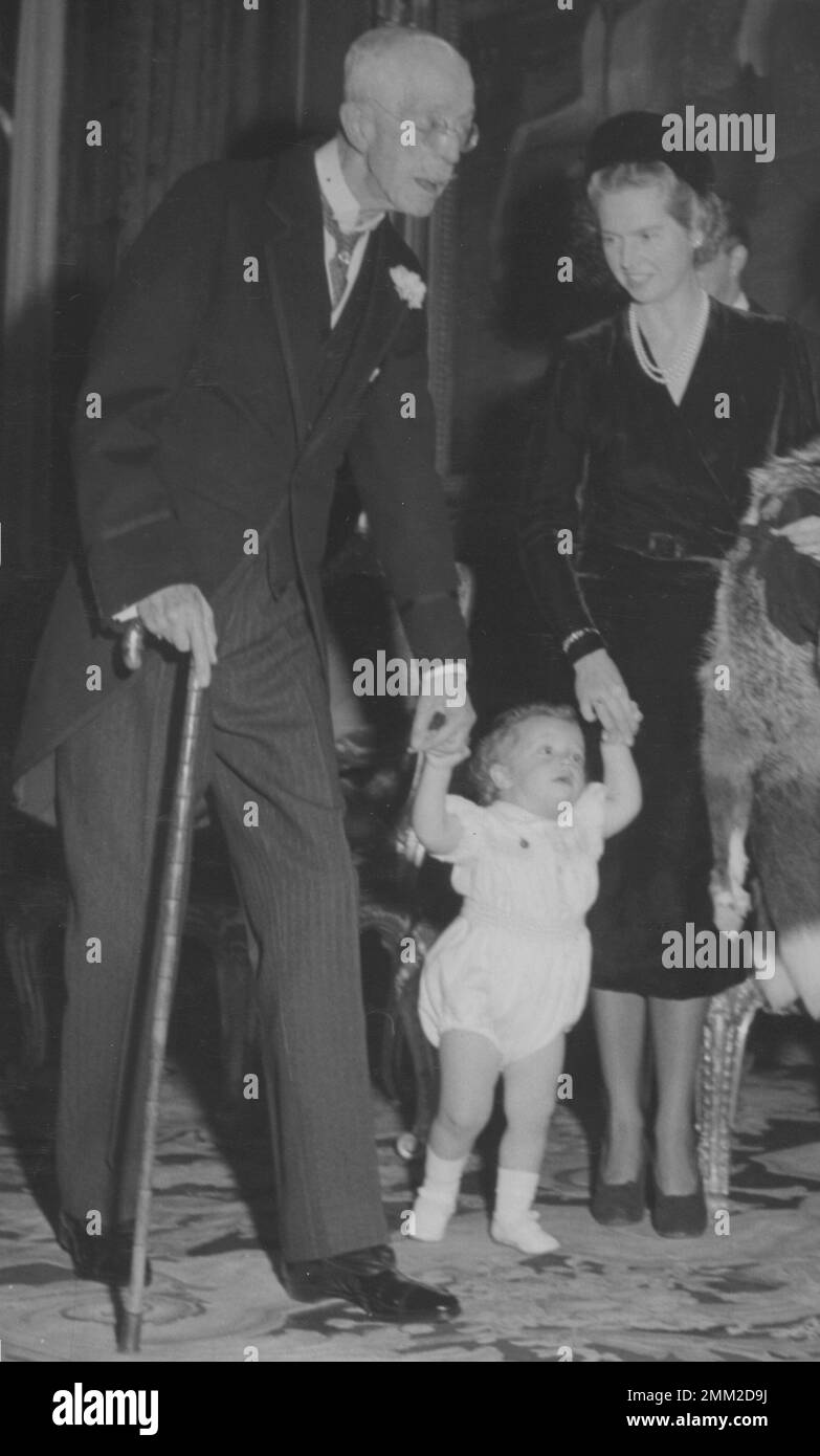 Carl XVI Gustaf, re di Svezia. Nato il 30 aprile 1946. Re Gustaf il V , 1858-1950 , qui con la famiglia nel dicembre 1947. Nuora e Principessa della Corona Sibylla con l'attuale re Carlo XVI Gustaf in mano. Foto Stock