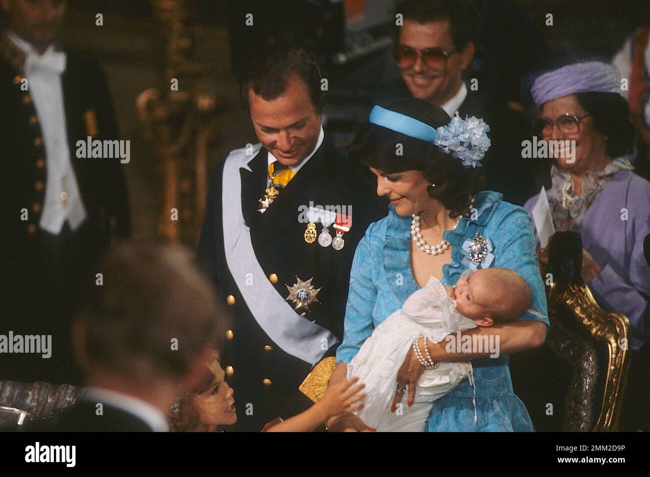 Carl XVI Gustaf, re di Svezia. Nato il 30 aprile 1946. Il re Carlo XVI Gustaf e la regina Silvia con la principessa Madeleine durante il battesimo di lei a Slottskyrkan Stoccolma 31 agosto 1982. Silvias madre Alice a destra. Foto Stock