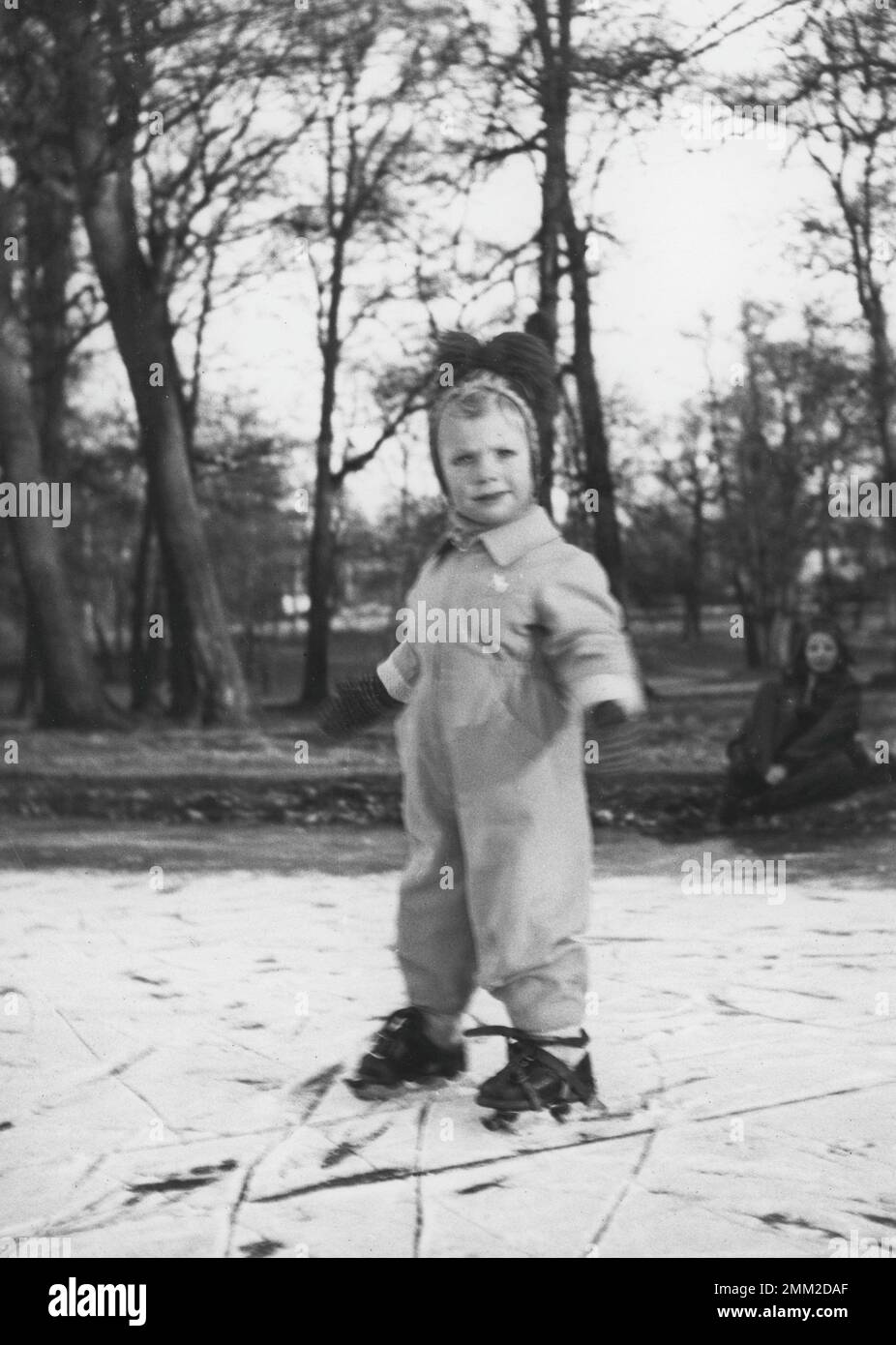 Carl XVI Gustaf, re di Svezia. Nato il 30 aprile 1946. Foto da bambino nel parco fuori dal castello di Haga a Stoccolma nel 1949. Foto Stock