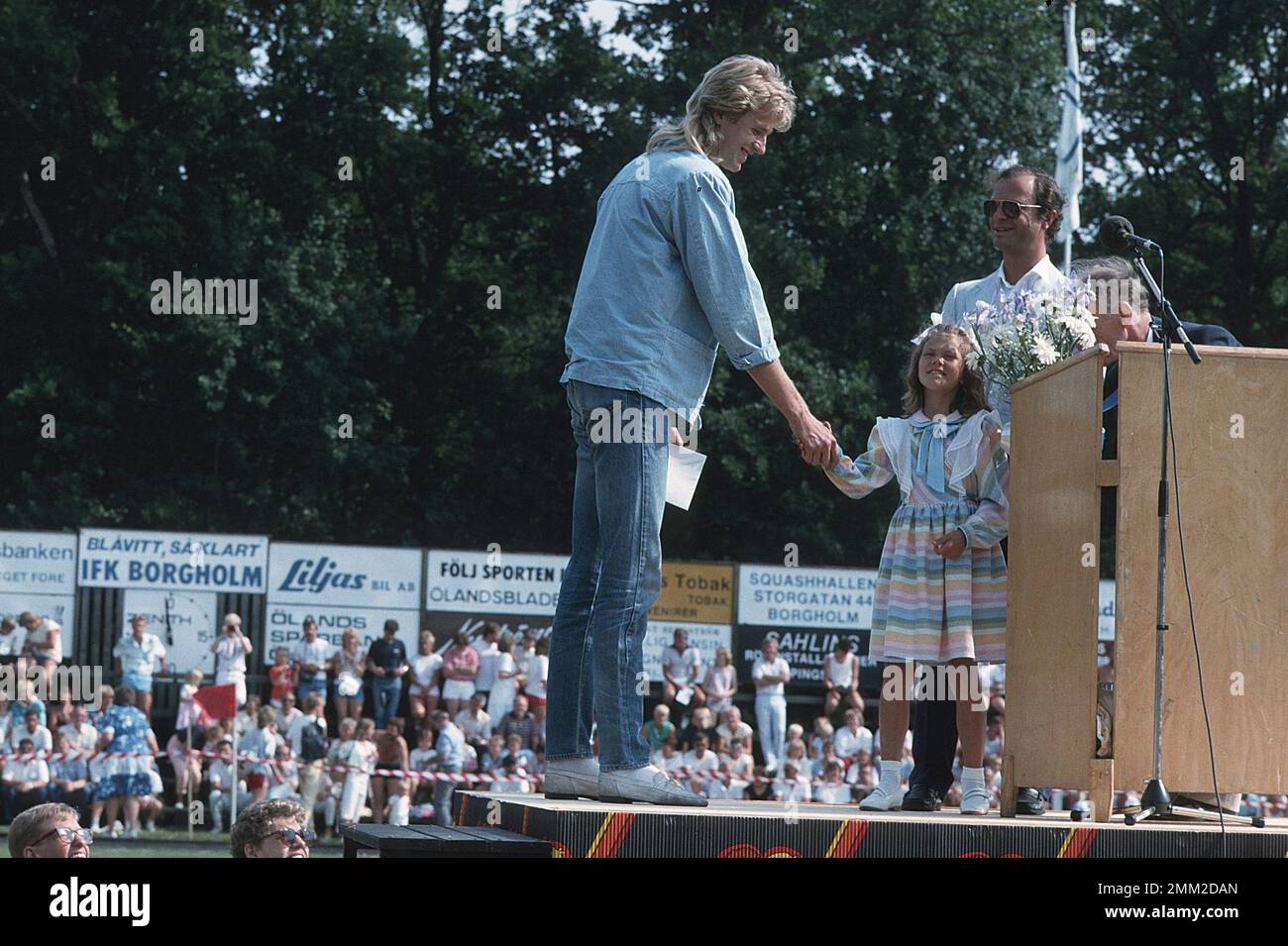 Carl XVI Gustaf, re di Svezia. Nato il 30 aprile 1946. Il re Carlo XVI Gustaf e sua figlia corona principessa Victoria su Victoriaday 14 luglio 1985. Patrik Sjöberg che quest'anno ha ricevuto il Victoria Award a sinistra. Foto Stock