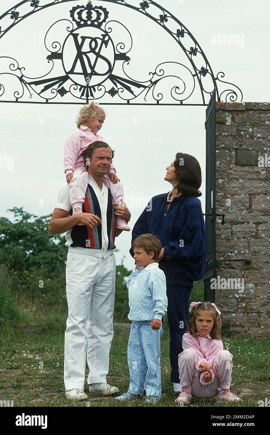 Carl XVI Gustaf, re di Svezia. Nato il 30 aprile 1946. Il re Carlo XVI Gustaf Regina Silvia i loro figli, principessa Madeleine, principessa corona Victoria, principe Carl Philip, nel parco di Solliden, la loro residenza estiva sull'isola Öland 1985. Foto Stock
