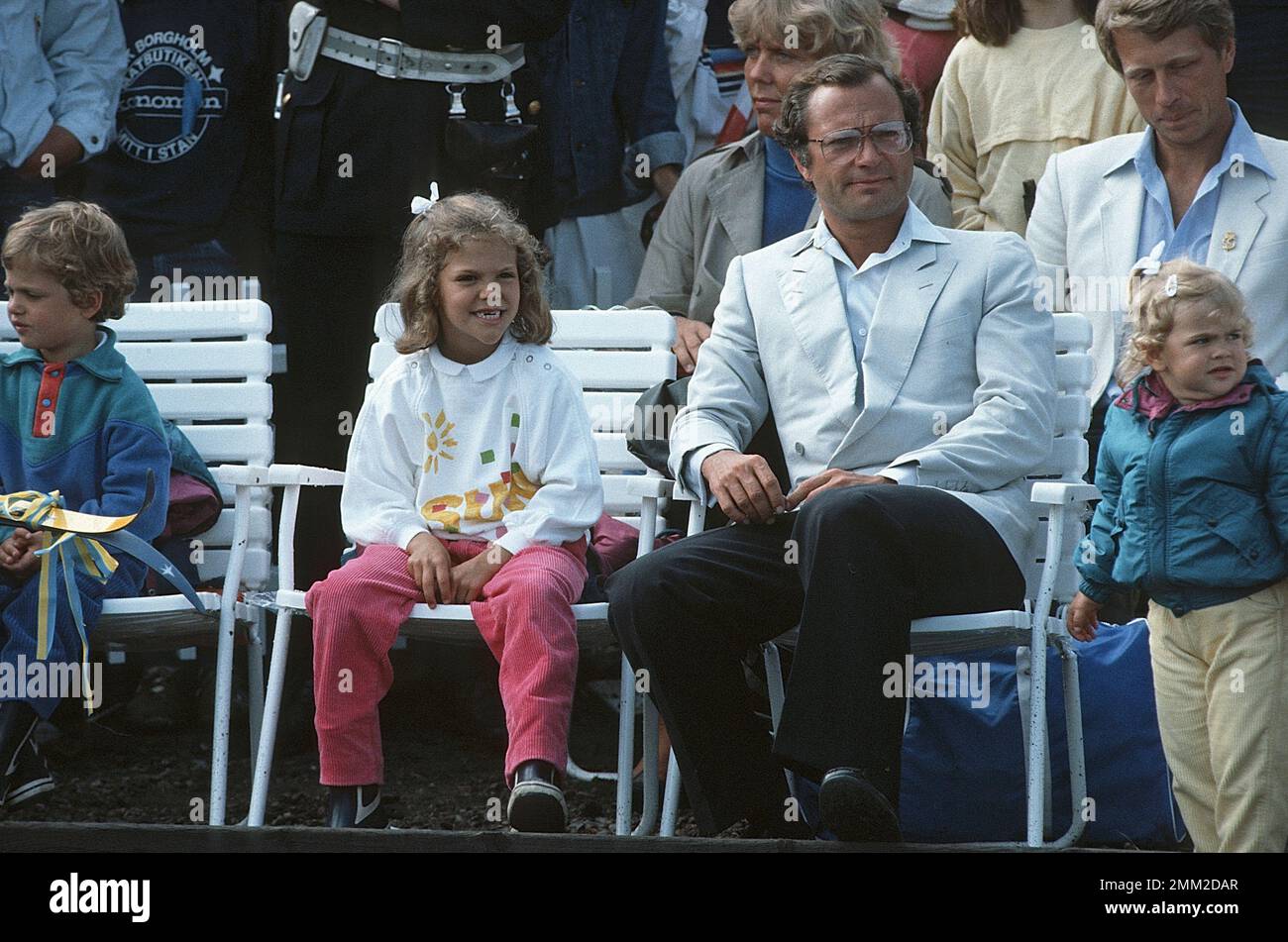 Carl XVI Gustaf, re di Svezia. Nato il 30 aprile 1946. Il re Carlo XVI Gustaf con i suoi figli, la principessa Madeleine, la principessa della corona Victoria, il principe Carl Philip su Victoriaday 14 luglio 1984 Foto Stock