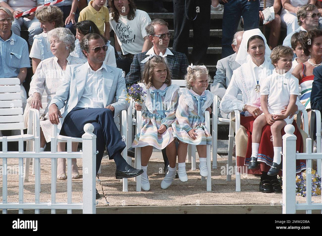 Carl XVI Gustaf, re di Svezia. Nato il 30 aprile 1946. Il re Carl XVI Gustaf con la moglie la regina Silvia e i loro figli, la principessa Madeleine, la principessa della corona Victoria, il principe Carl Philip su Victoriaday 14 luglio 1985. A destra Patrik Sjöberg che quest'anno ha ricevuto il Victoria Award. Foto Stock