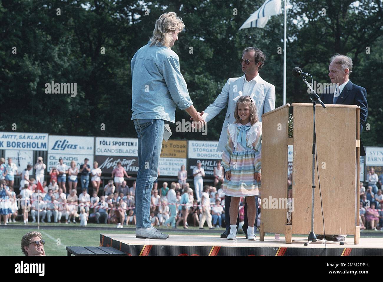 Carl XVI Gustaf, re di Svezia. Nato il 30 aprile 1946. Il re Carlo XVI Gustaf e sua figlia corona principessa Victoria su Victoriaday 14 luglio 1985. Patrik Sjöberg che quest'anno ha ricevuto il Victoria Award a sinistra. Foto Stock