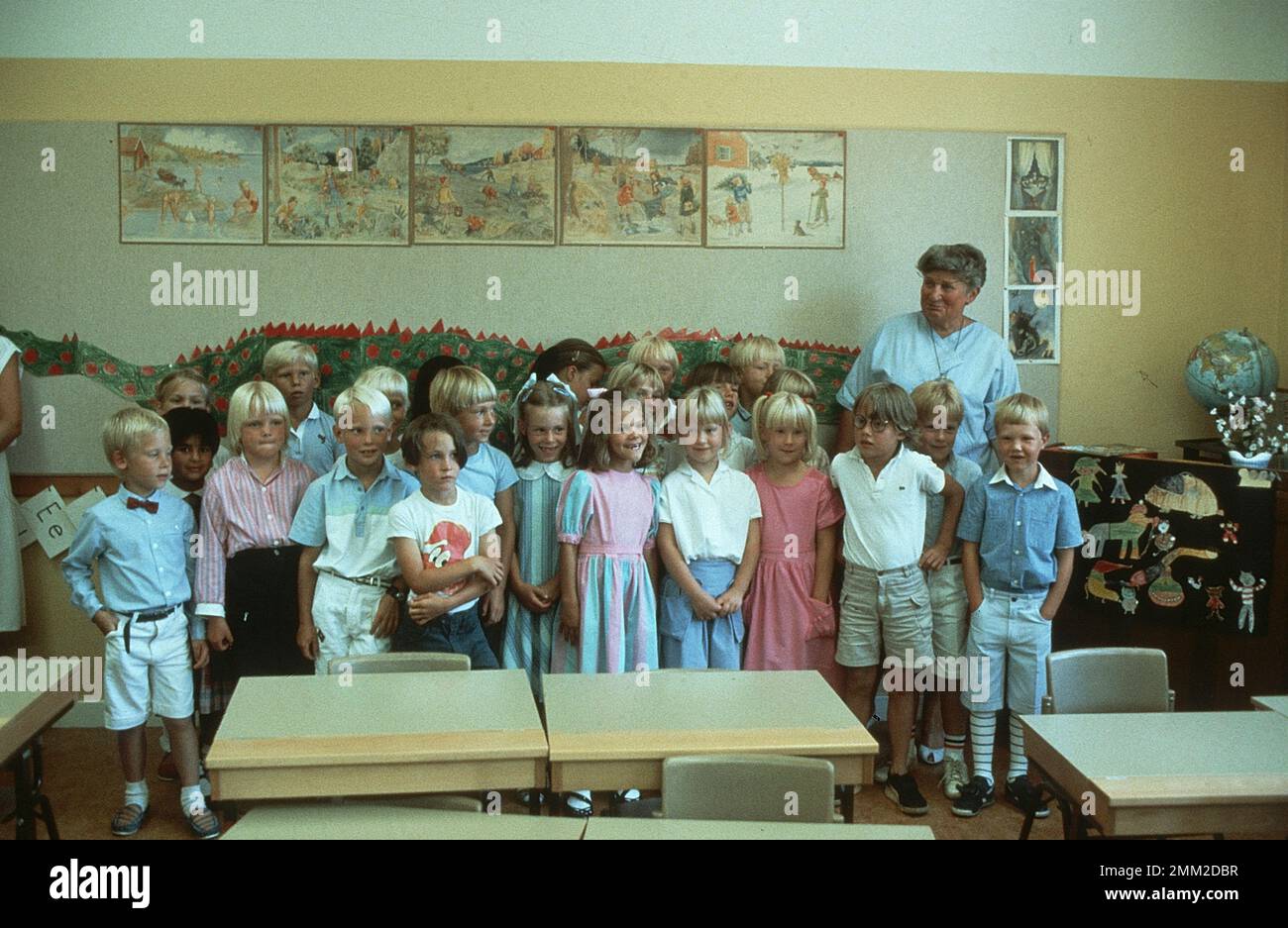 Carl XVI Gustaf, re di Svezia. Nato il 30 aprile 1946. Sua figlia corona principessa Victoria il suo primo giorno a scuola Smedslättskolan Bromma 1984. Foto Stock