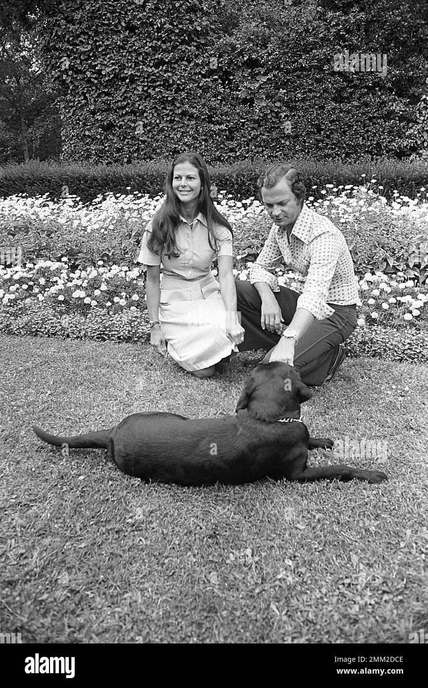 Re Carlo XVI Gustaf di Svezia e moglie Regina Silvia nella foto 9 agosto 1976 nella proprietà del castello reale di Solliden a Öland. Foto Stock