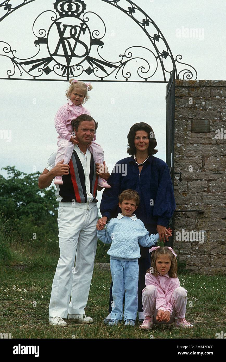 Carl XVI Gustaf, re di Svezia. Nato il 30 aprile 1946. Il re Carlo XVI Gustaf Regina Silvia i loro figli, principessa Madeleine, principessa corona Victoria, principe Carl Philip, nel parco di Solliden, la loro residenza estiva sull'isola Öland 1985. Foto Stock