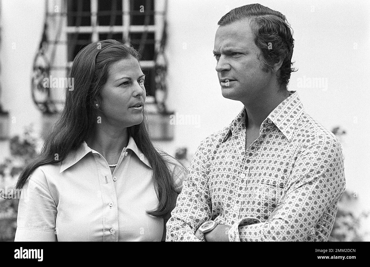 Re Carlo XVI Gustaf di Svezia e moglie Regina Silvia nella foto 9 agosto 1976 nella proprietà del castello reale di Solliden a Öland. Foto Stock