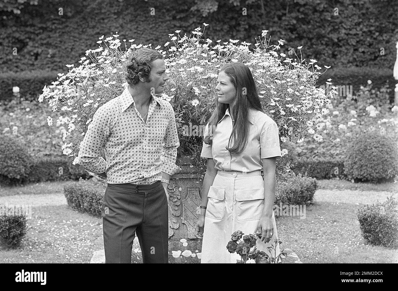 Re Carlo XVI Gustaf di Svezia e moglie Regina Silvia nella foto 9 agosto 1976 nella proprietà del castello reale di Solliden a Öland. Foto Stock
