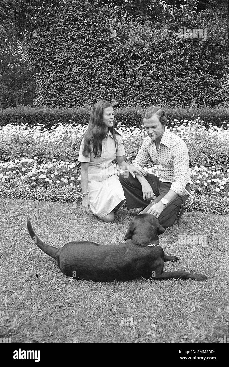 Re Carlo XVI Gustaf di Svezia e moglie Regina Silvia nella foto 9 agosto 1976 nella proprietà del castello reale di Solliden a Öland. Foto Stock
