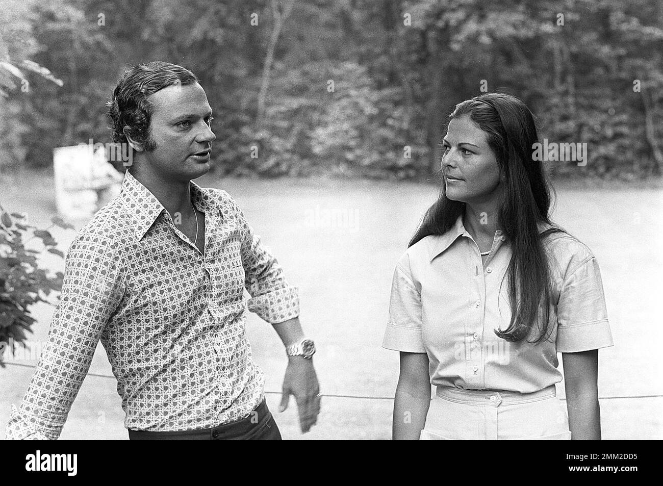 Re Carlo XVI Gustaf di Svezia e moglie Regina Silvia nella foto 9 agosto 1976 nella proprietà del castello reale di Solliden a Öland. Foto Stock