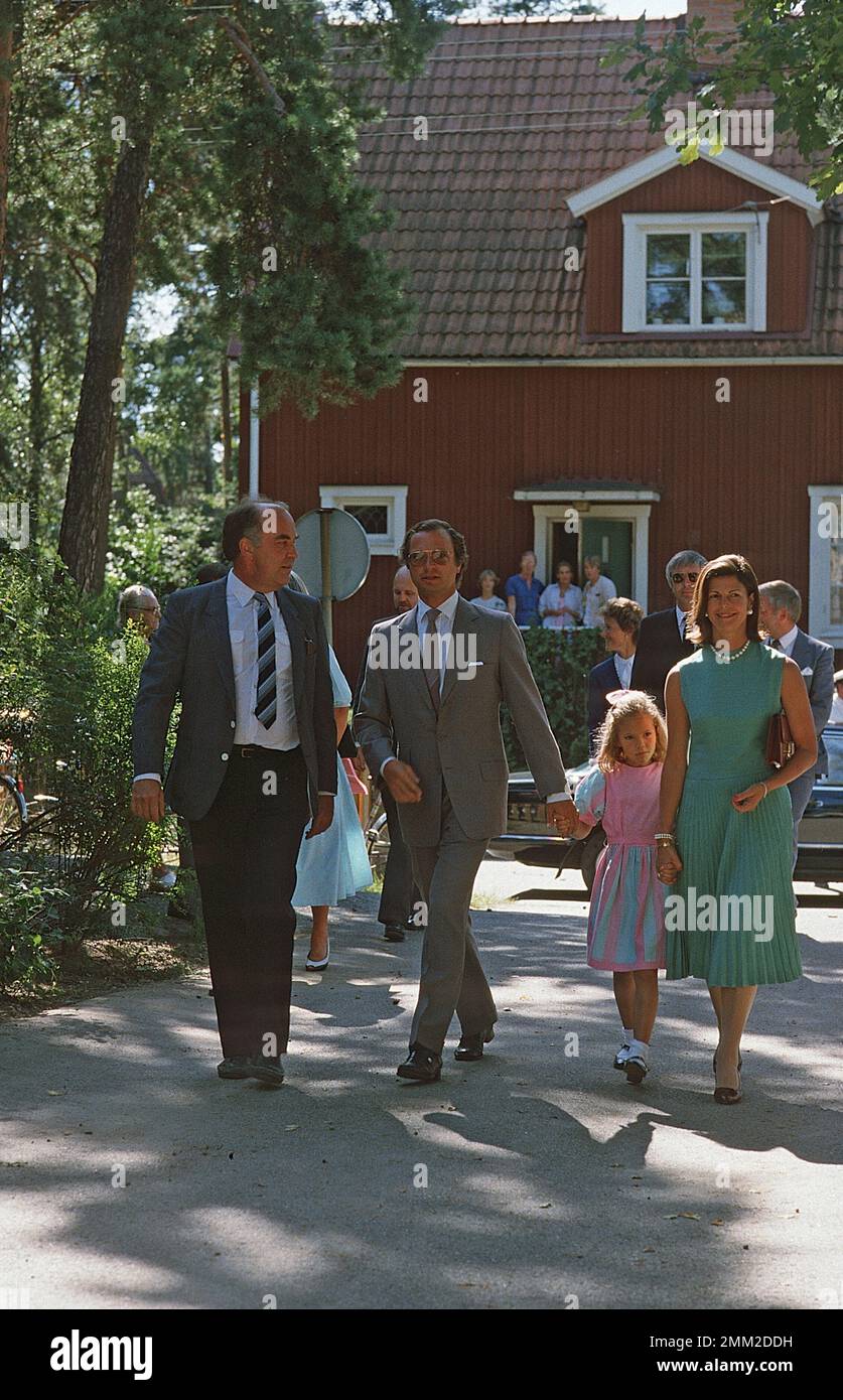 Carl XVI Gustaf, re di Svezia. Nato il 30 aprile 1946. Il re Carl XVI Gustaf Regina Silvia e la principessa corona Victoria il suo primo giorno a scuola Smedslättskolan Bromma 1984. Foto Stock