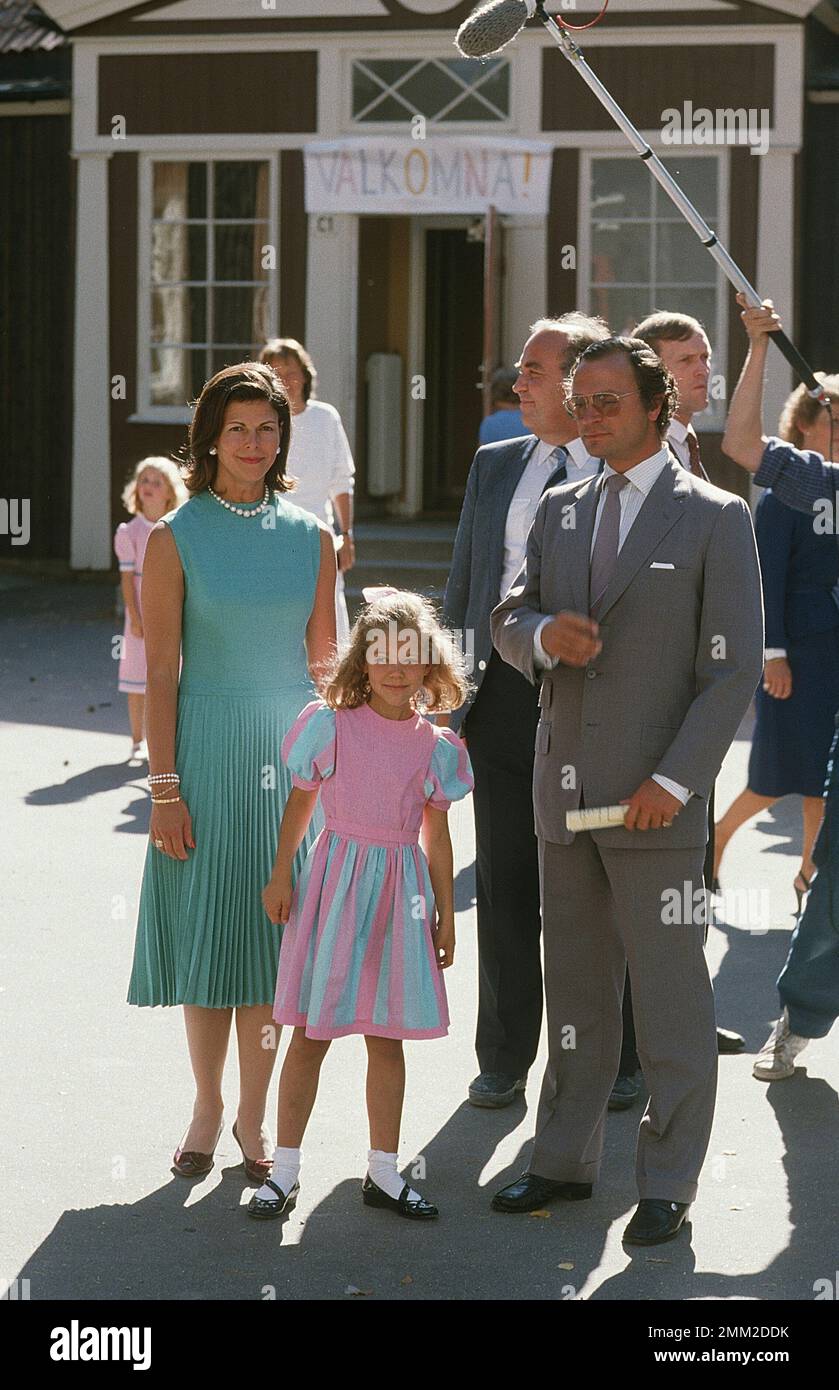 Carl XVI Gustaf, re di Svezia. Nato il 30 aprile 1946. Il re Carl XVI Gustaf Regina Silvia e la principessa corona Victoria il suo primo giorno a scuola Smedslättskolan Bromma 1984. Foto Stock