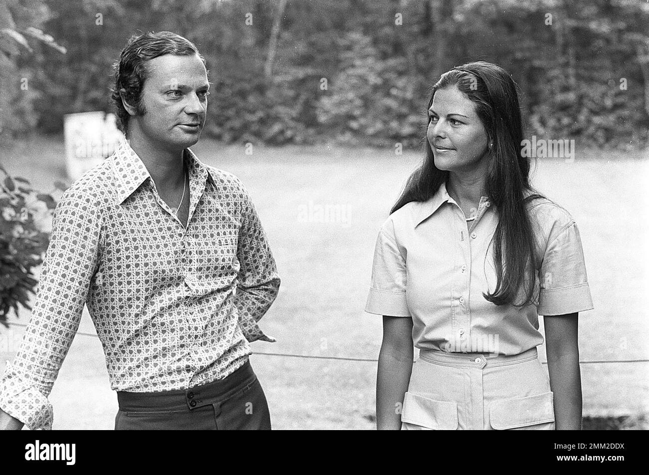 Re Carlo XVI Gustaf di Svezia e moglie Regina Silvia nella foto 9 agosto 1976 nella proprietà del castello reale di Solliden a Öland. Foto Stock