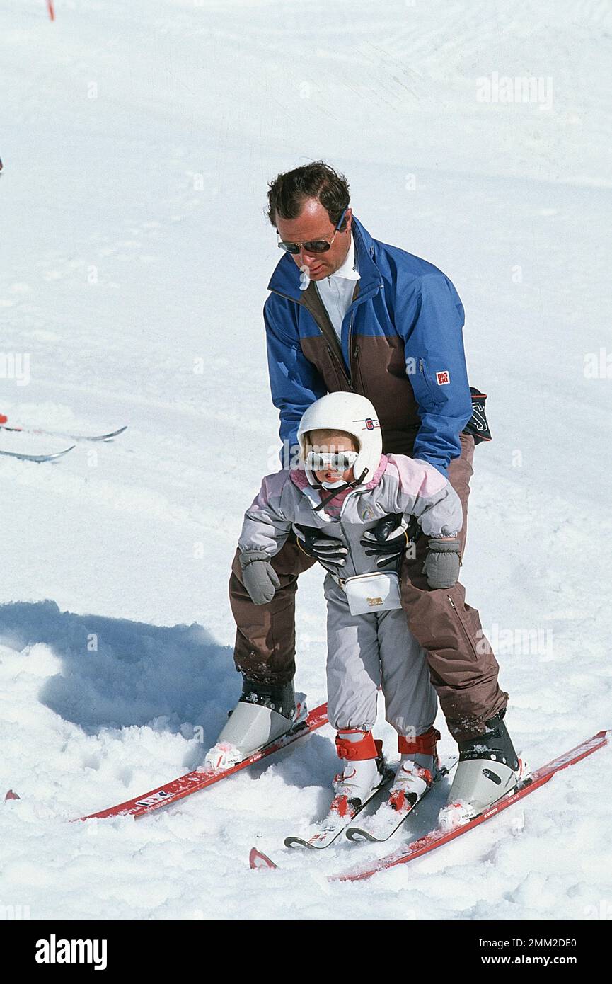 Carl XVI Gustaf, re di Svezia. Nato il 30 aprile 1946. Il re Carl XVI Gustaf e il figlio principe Carl Philip sciare a Lech Austria 1985 Foto Stock
