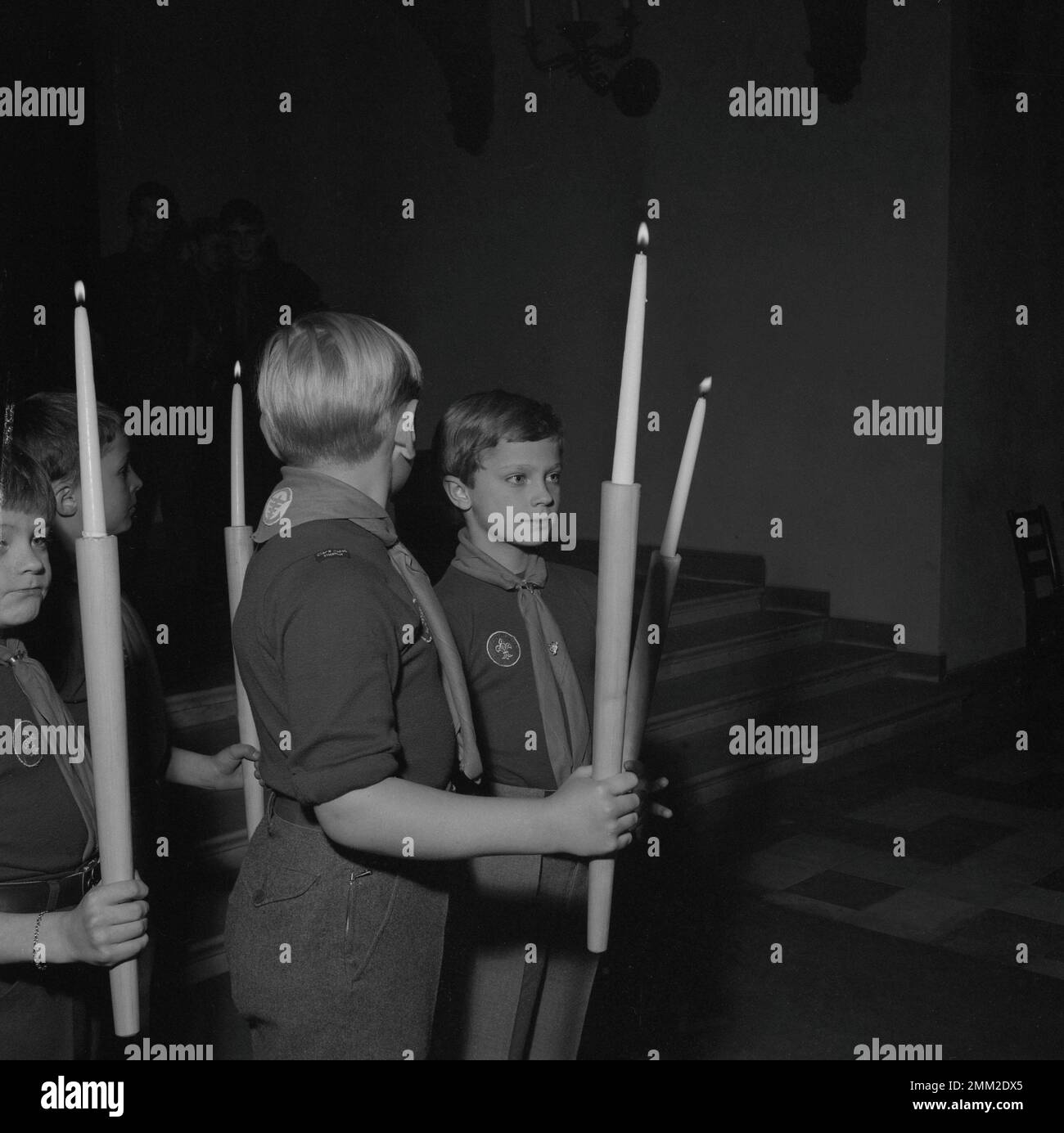 Carl XVI Gustaf, re di Svezia. Nato il 30 aprile 1946. Nella foto indossava la sua uniforme scout nella chiesa di Sankta Klara a Stoccolma nel 1956. Foto Stock