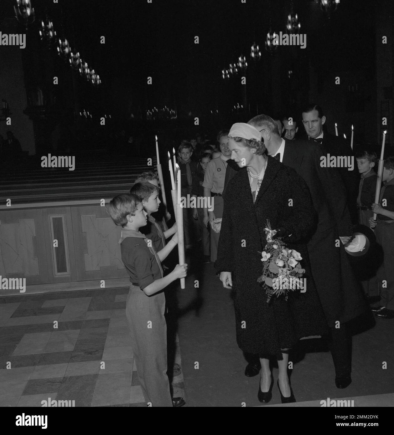 Carl XVI Gustaf, re di Svezia. Nato il 30 aprile 1946. Nella foto indossava la sua uniforme scout nella chiesa di Sankta Klara a Stoccolma del 1956 con la principessa madre Sibylla. Foto Stock