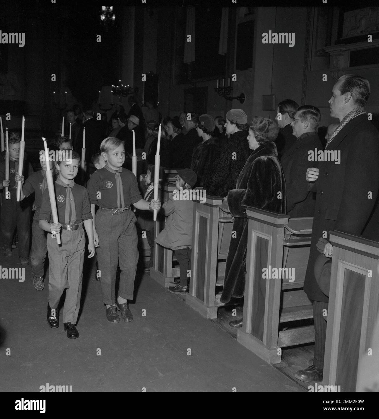 Carl XVI Gustaf, re di Svezia. Nato il 30 aprile 1946. Nella foto indossava la sua uniforme scout nella chiesa di Sankta Klara a Stoccolma nel 1956. Foto Stock