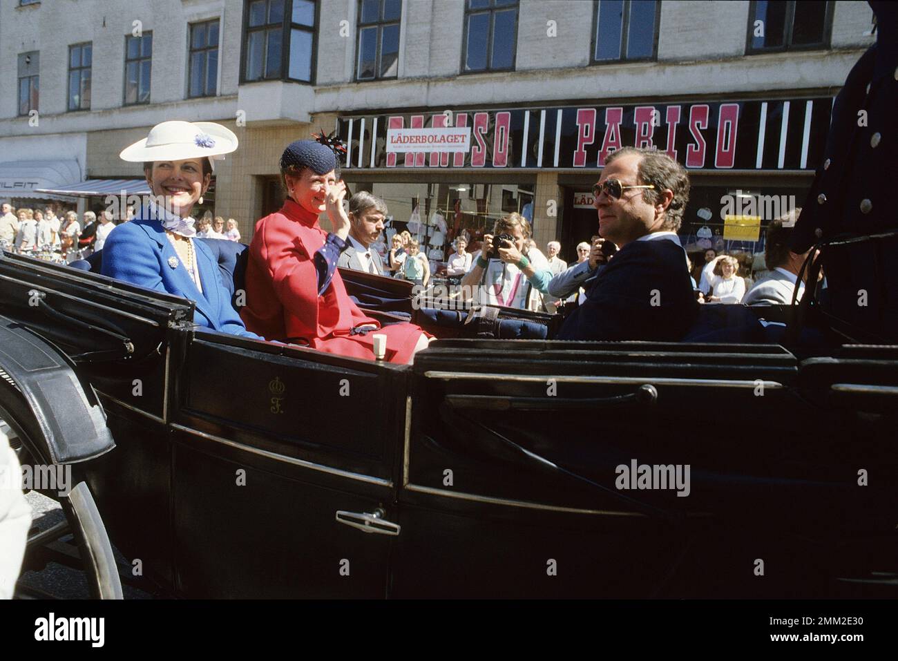 Carl XVI Gustaf, re di Svezia. Nato il 30 aprile 1946. Il re Carlo XVI Gustaf, la regina Silvia con la regina Margrethe di Danimarca 1985. Foto Stock