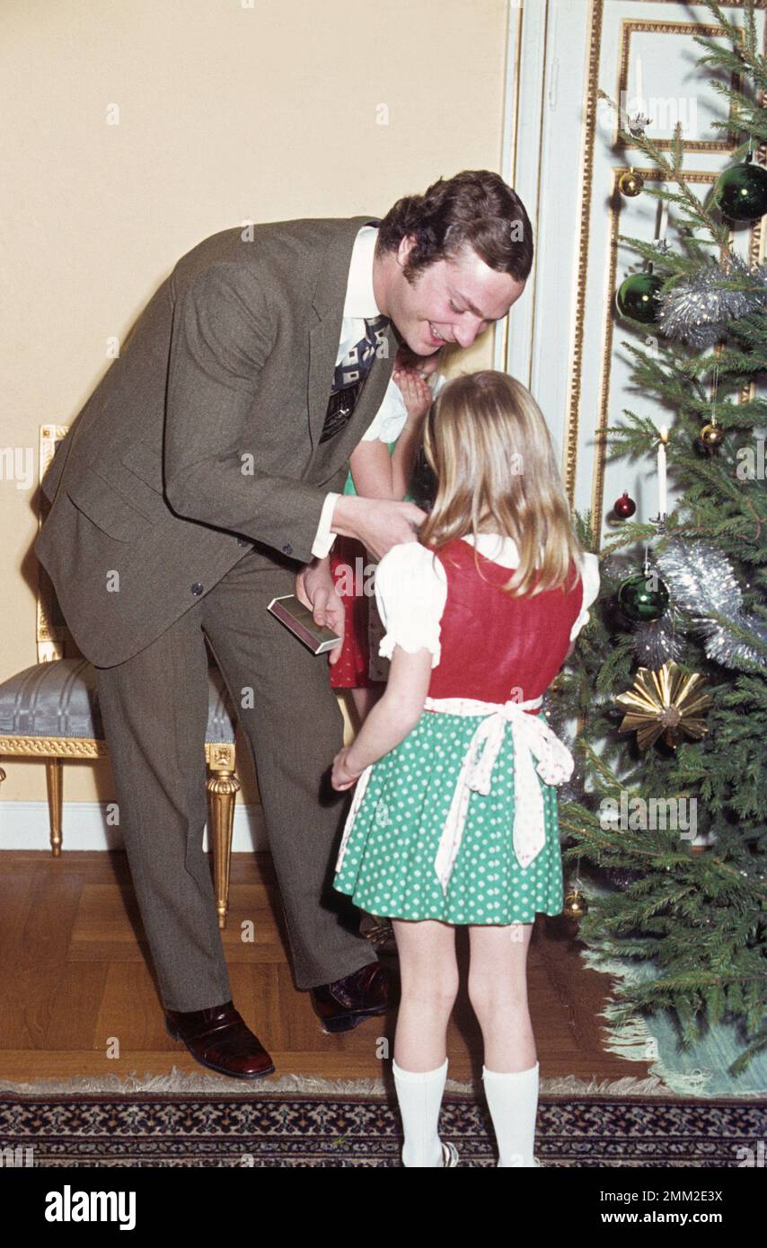 Carl XVI Gustaf, re di Svezia. Nato il 30 aprile 1946. Con le sue sorelle Principessa Christina, Principessa Désirée e i figli Carl, Christina, Louise e Hélène con il marito Niclas Silfverschiöld durante le festività natalizie nel castello reale di Stoccolma 1973 Foto Stock