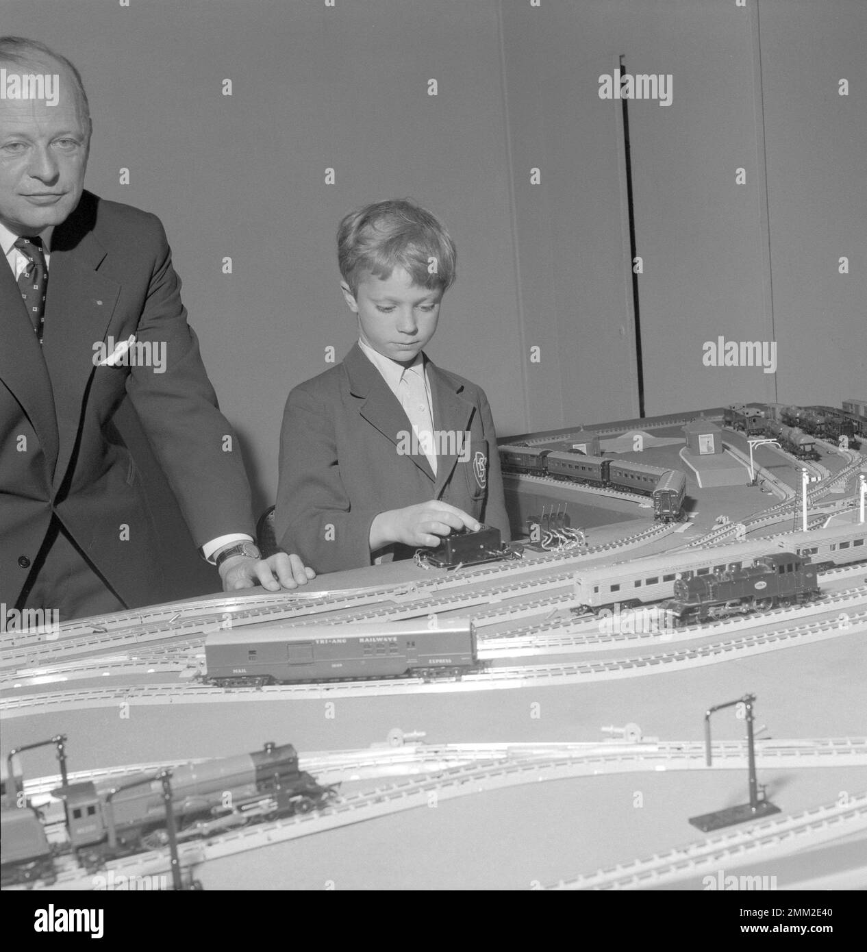 Carl XVI Gustaf, re di Svezia. Nato il 30 aprile 1946. Nella foto indossando la sua divisa Brohms skola durante la visita a una mostra di giocattoli nel giugno 1956. Foto Stock