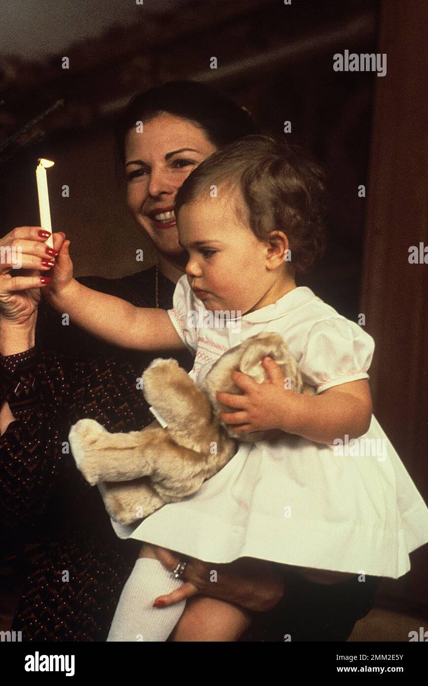 Carl XVI Gustaf, re di Svezia. Nato il 30 aprile 1946. Sua moglie la regina Silvia e la principessa della corona Victoria alla sessione fotografica annuale di natale 1978. Foto Stock