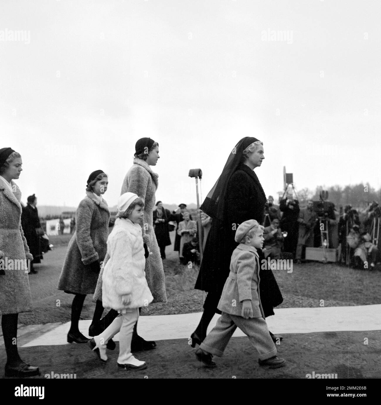 Carl XVI Gustaf, re di Svezia. Nato il 30 aprile 1946. Nella foto con sua madre Sibylla e le sue sorelle. 31 novembre 1950 Foto Stock
