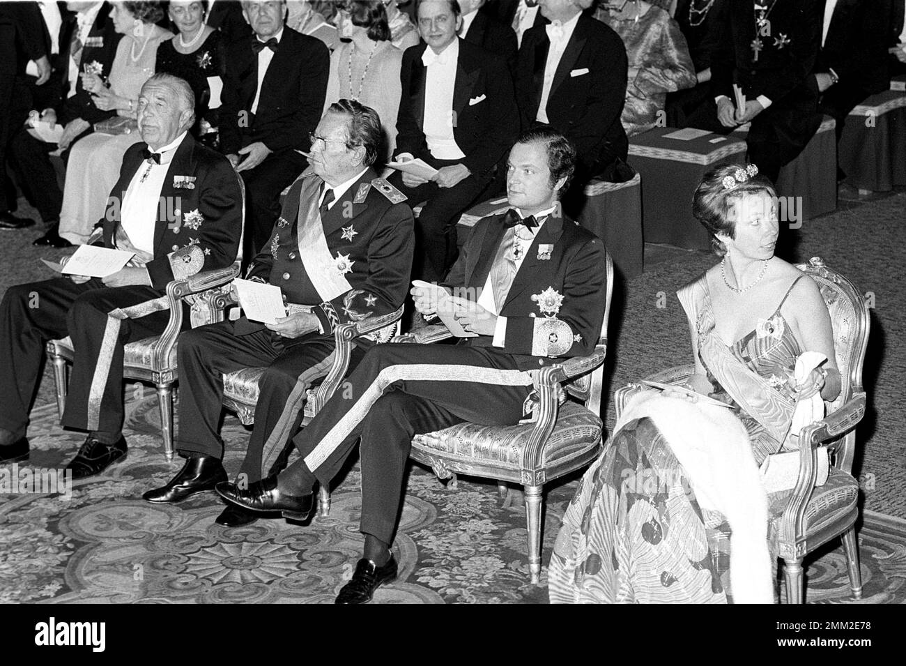 Carl XVI Gustaf, re di Svezia. Nato il 30 aprile 1946. Il re Carlo XVI Gustaf con l'ex presidente jugoslavo Josip Broz Tito (1892-1980) in visita in Svezia il 29-30 marzo 1976. Il principe Bertil è all'estrema sinistra, la principessa Christina è a destra. Foto Stock