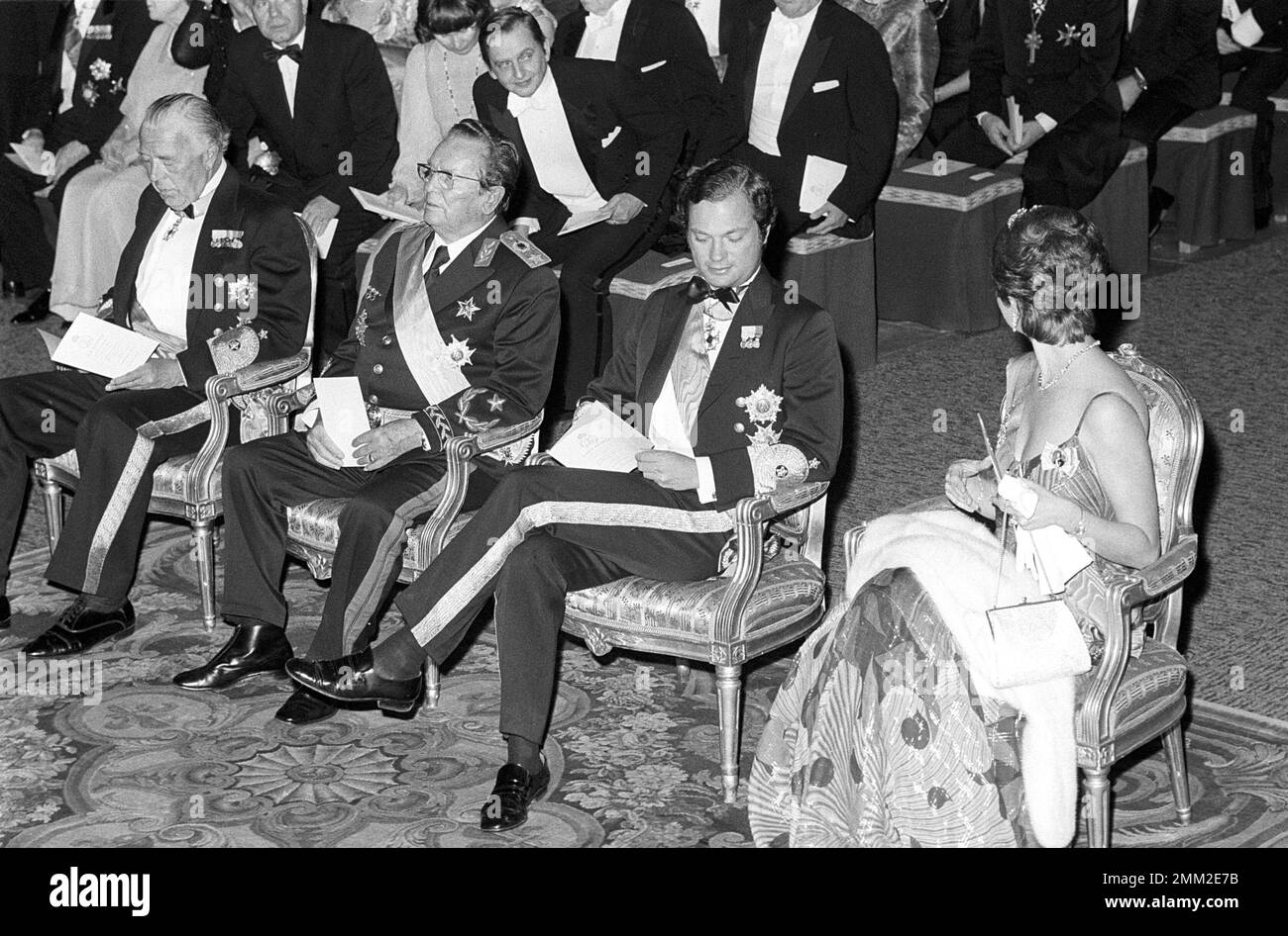 Carl XVI Gustaf, re di Svezia. Nato il 30 aprile 1946. Il re Carlo XVI Gustaf con l'ex presidente jugoslavo Josip Broz Tito (1892-1980) in visita in Svezia il 29-30 marzo 1976. Il principe Bertil è all'estrema sinistra, la principessa Christina è a destra. Foto Stock