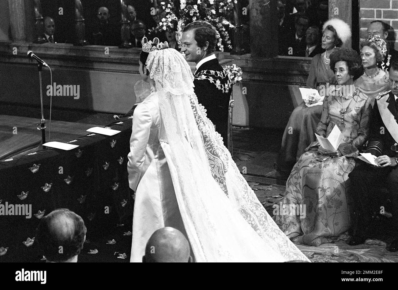 Matrimonio di Carlo XVI Gustaf e Silvia Sommerlath. Carl XVI Gustaf, re di Svezia. Nato il 30 aprile 1946. Il matrimonio 19 giugno 1976. La regina Silvia e il re Carl XVI Gustaf durante la cerimonia nuziale a Storkyrkan a Stoccolma. Foto Stock