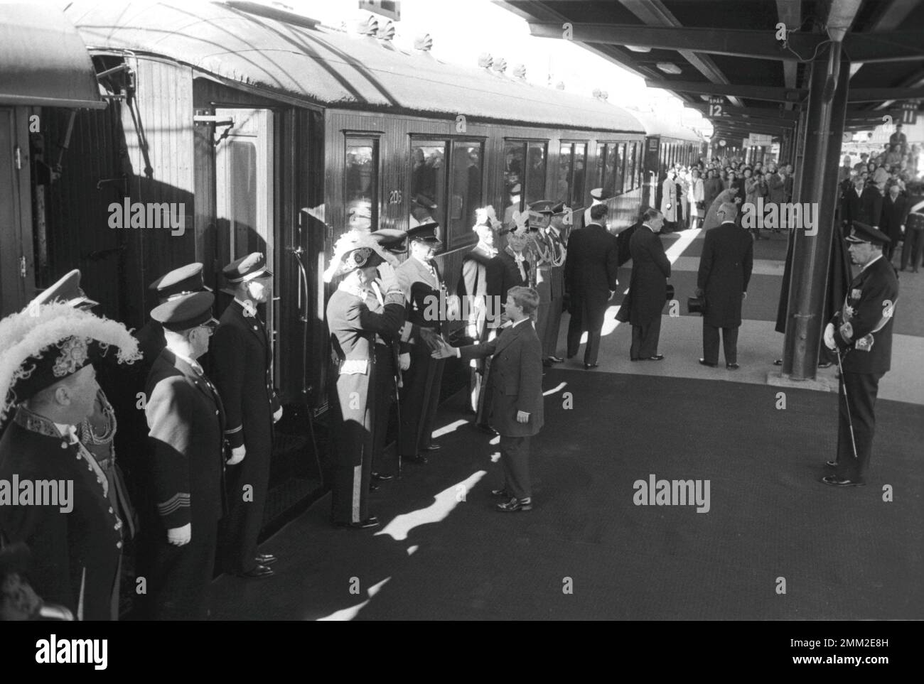 Carl XVI Gustaf, re di Svezia. Nato il 30 aprile 1946. Nella foto si salutano i reali norvegesi che arrivano alla stazione centrale di Stoccolma il 23 aprile 1959. Foto Stock