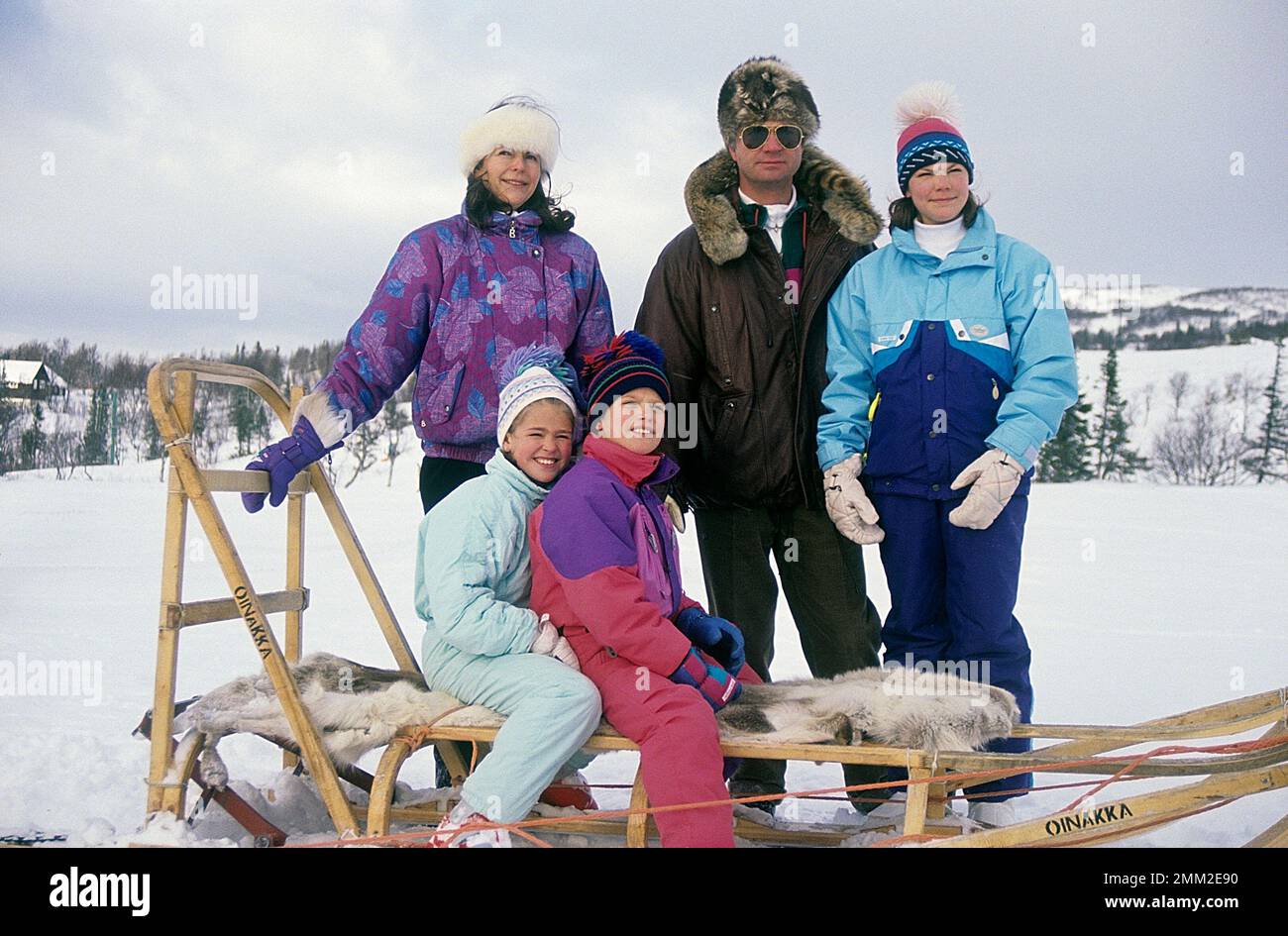 Carl XVI Gustaf, re di Svezia. Nato il 30 aprile 1946. Il re Carl XVI Gustaf e la regina Silvia con le loro figlie corona principessa Victoria e principessa Madeleine e figlio principe Carl Philip sciare a Storlien Svezia 1991. Foto Stock