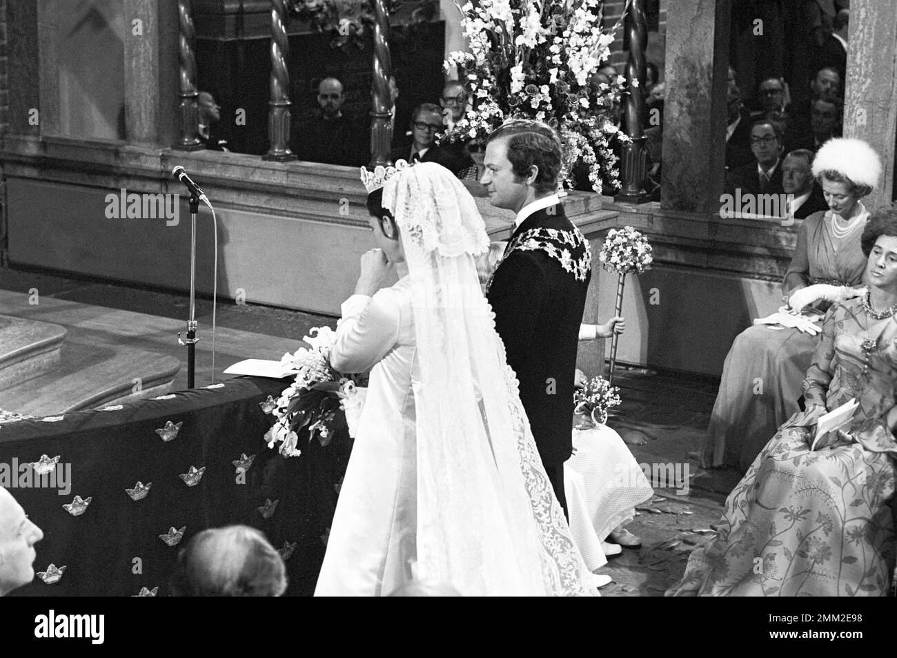 Matrimonio di Carlo XVI Gustaf e Silvia Sommerlath. Carl XVI Gustaf, re di Svezia. Nato il 30 aprile 1946. Il matrimonio 19 giugno 1976. La regina Silvia e il re Carl XVI Gustaf durante la cerimonia nuziale a Storkyrkan a Stoccolma. Foto Stock