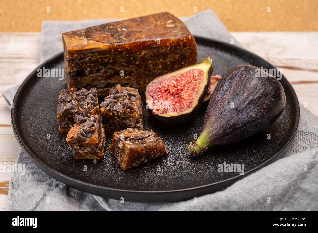 Pane di fichi secchi scuri con cioccolato, dolce dessert, abbinamento con vecchi formaggi olandesi da vicino Foto Stock