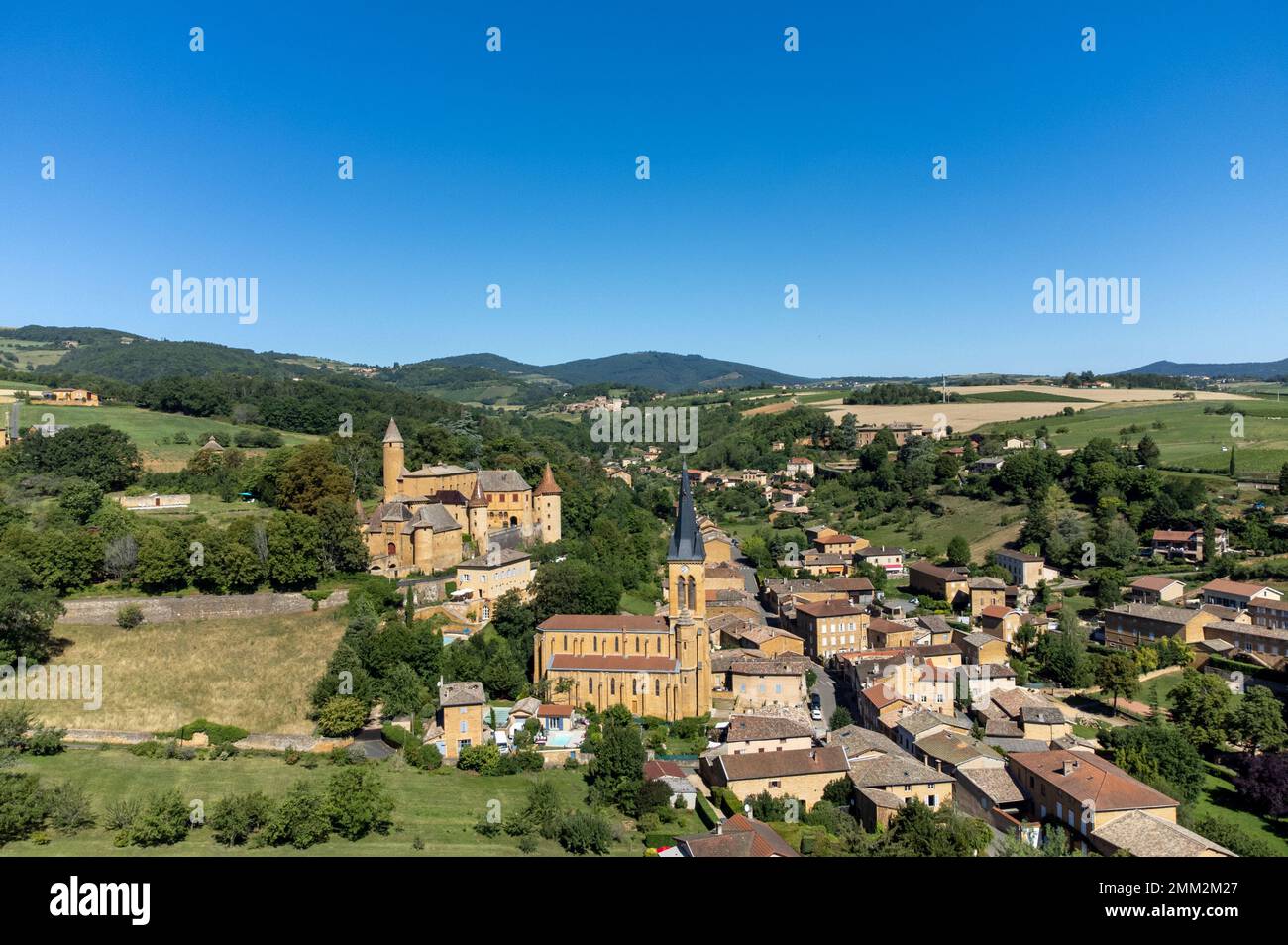 Regione vinicola Beaujolais Pierre doree con case gialle e vigneti collinari, vista aerea, Francia in estate Foto Stock