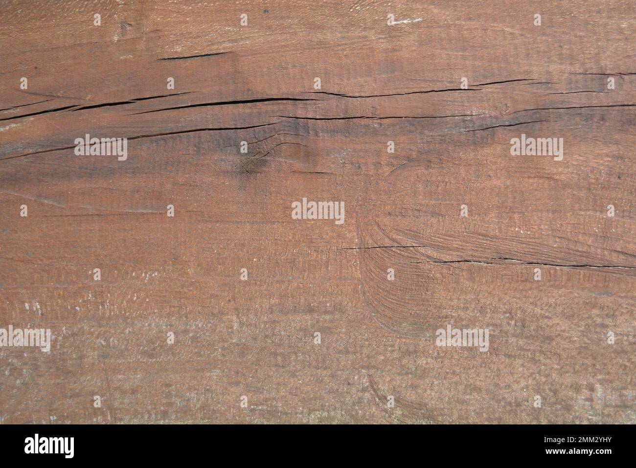 Sfondo astratto di legno rosso marrone superficie di mezzo tronco verniciato con mobili di legno macchia con crepe e nodi da utilizzare per tavolo o sedia. Foto Stock