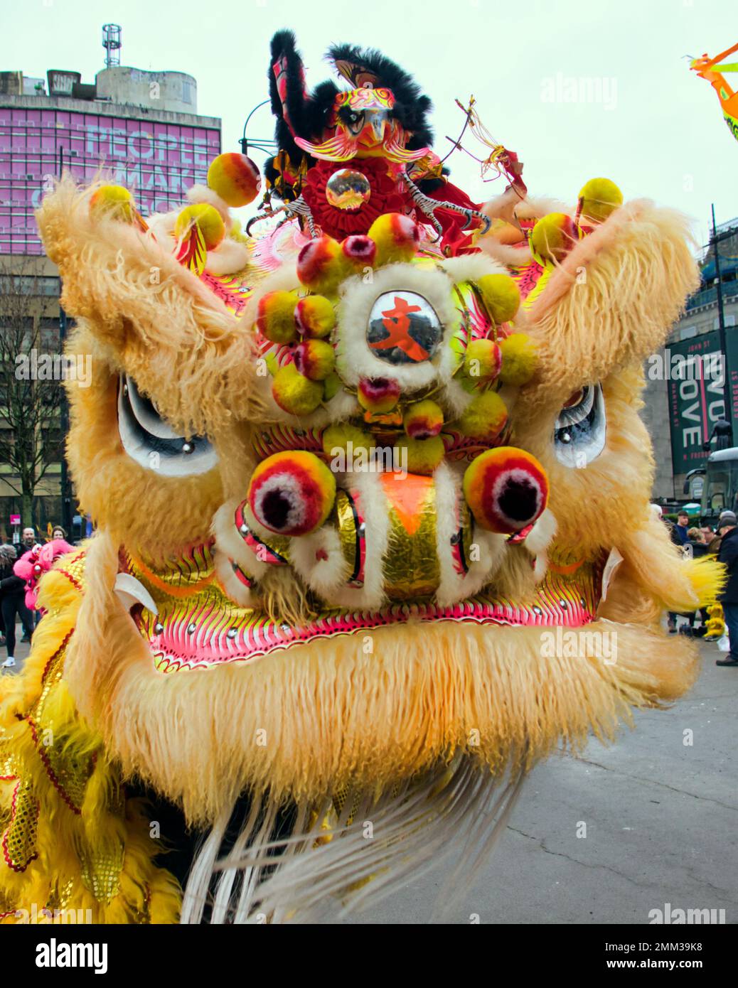 Glasgow, Scozia, Regno Unito 29th gennaio 2023. Capodanno cinese le celebrazioni dell'anno del coniglio continuano mentre la comunità cinese della città si esibirà in piazza George, nel centro della città, mentre la gente del posto si mette in atto. Credit Gerard Ferry/Alamy Live News Foto Stock