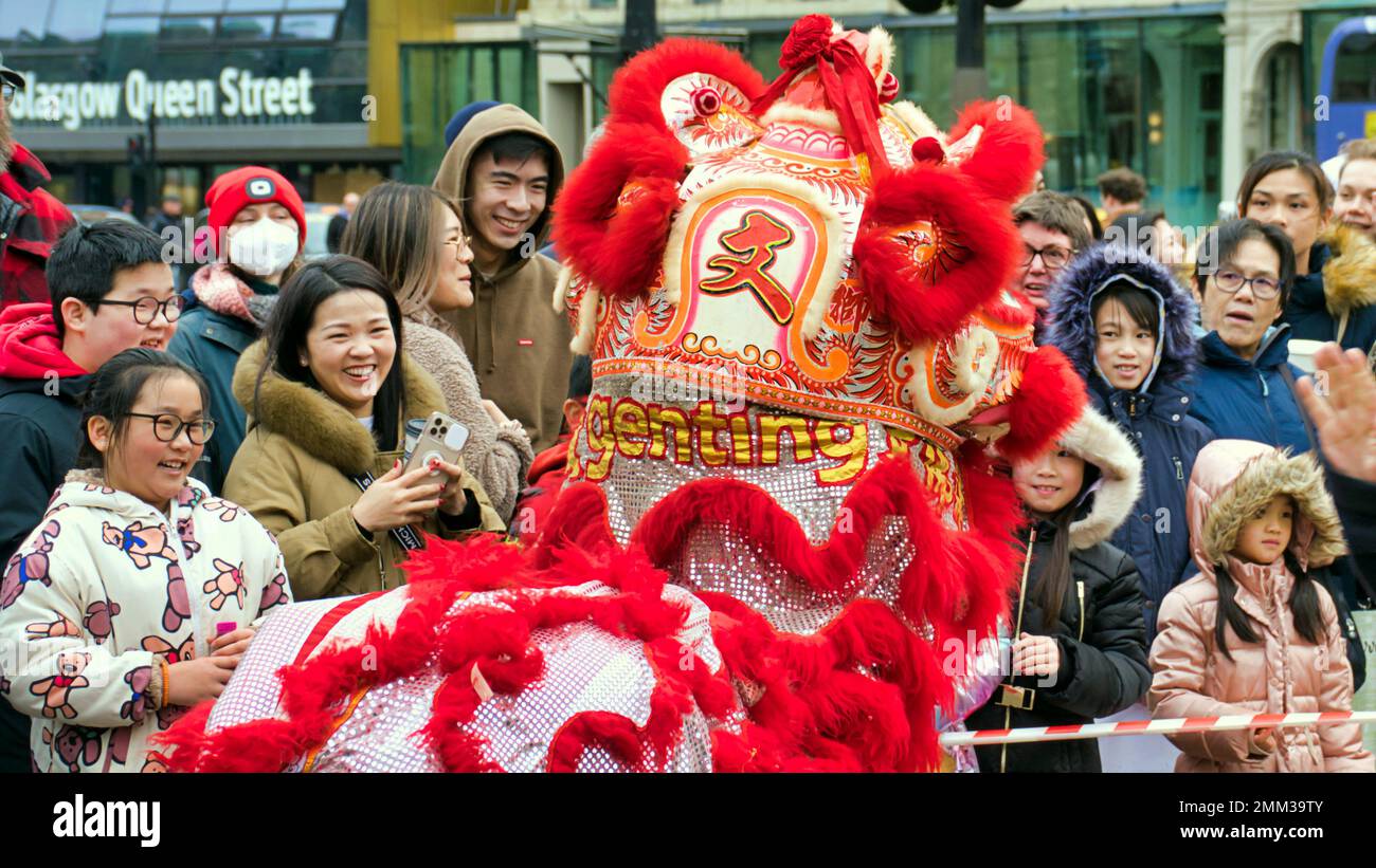 Glasgow, Scozia, Regno Unito 29th gennaio 2023. Capodanno cinese le celebrazioni dell'anno del coniglio continuano mentre la comunità cinese della città si esibirà in piazza George, nel centro della città, mentre la gente del posto si mette in atto. Credit Gerard Ferry/Alamy Live News Foto Stock