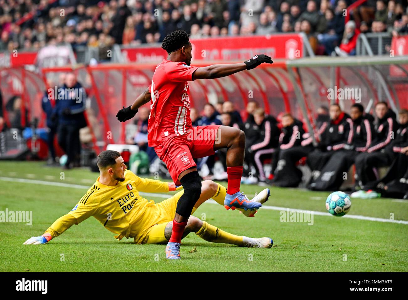 ENSCHEDE - Virgil Misidjan van Twente, portiere Justin Bijlow di Feyenoord durante la partita di campionato olandese tra FC Twente e Feyenoord allo Stadion De Grolsch veste il 29 gennaio 2023 a Enschede, Paesi Bassi. ANP OLAF KRAAK Foto Stock