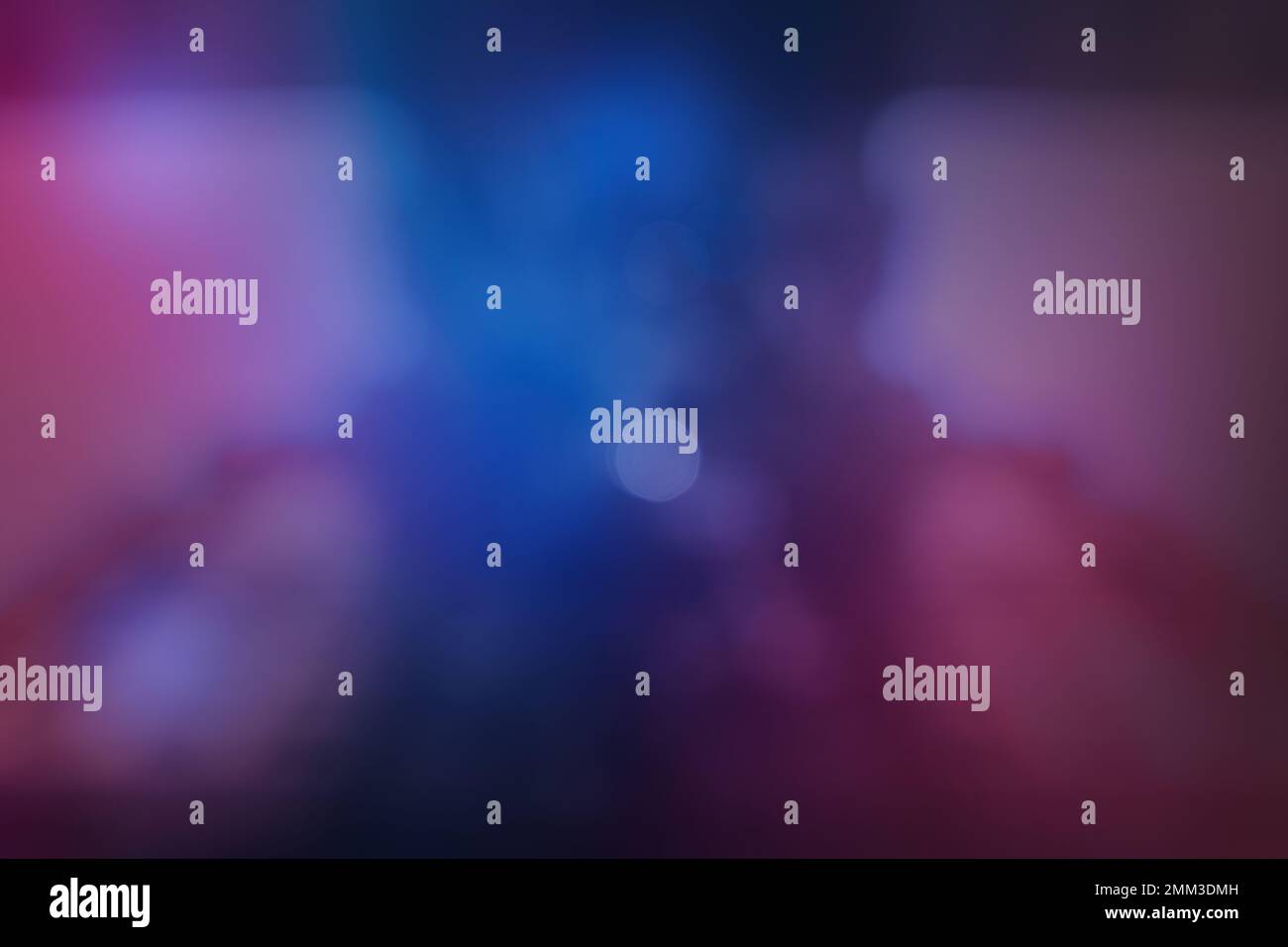 Sfondo sfocato nei toni blu e rosa. Foto bokeh morbida per la scrittura. Foto Stock